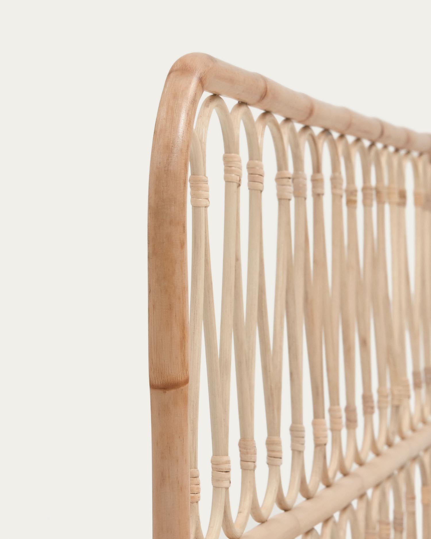 Caterina Bettkopfteil aus Rattan mit natürlichem Finish für Bett von 150 cm in Braun präsentiert im Onlineshop von KAQTU Design AG. Zubehör Bett ist von Kave Home