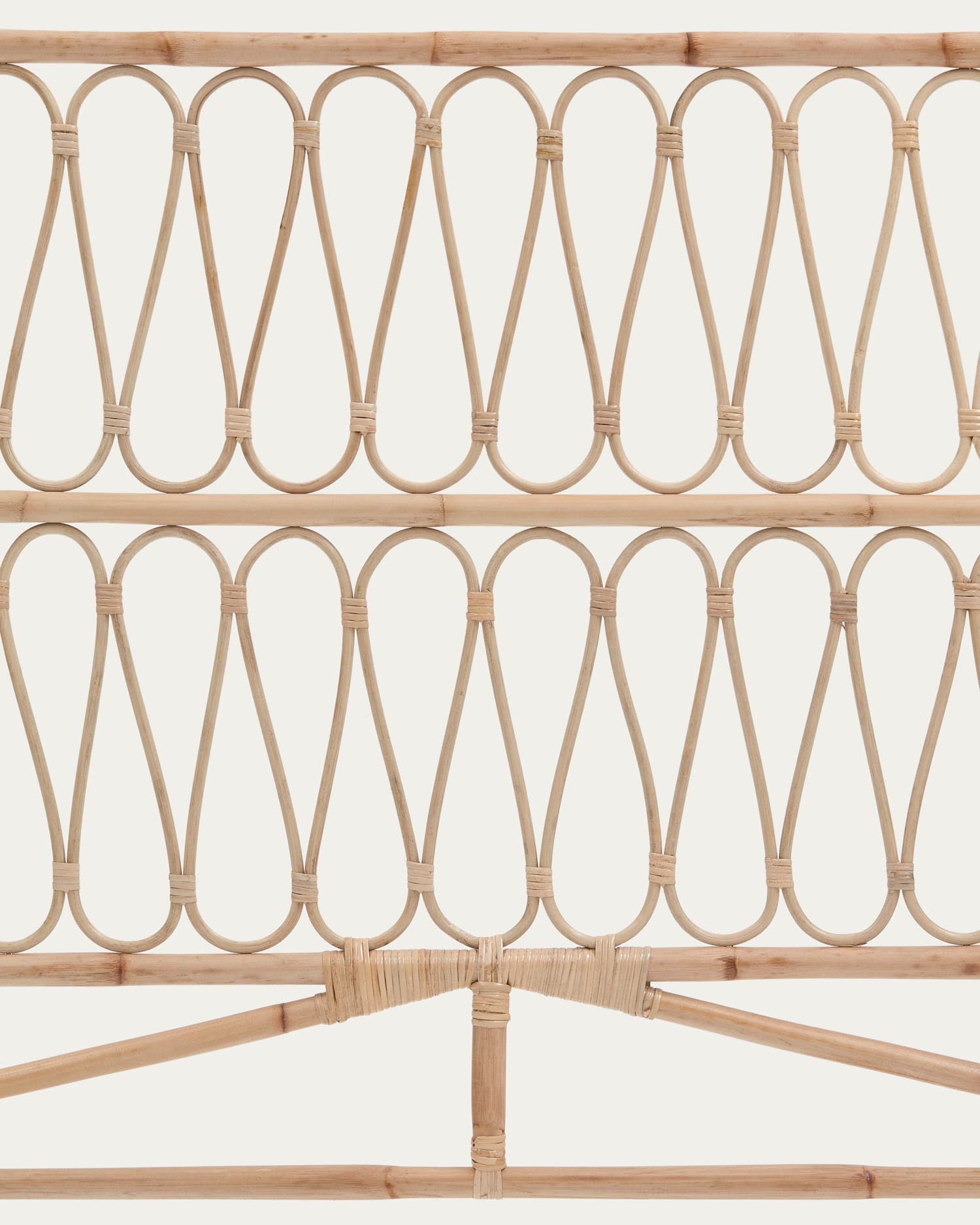 Caterina Bettkopfteil aus Rattan mit natürlichem Finish für Bett von 150 cm in Braun präsentiert im Onlineshop von KAQTU Design AG. Zubehör Bett ist von Kave Home