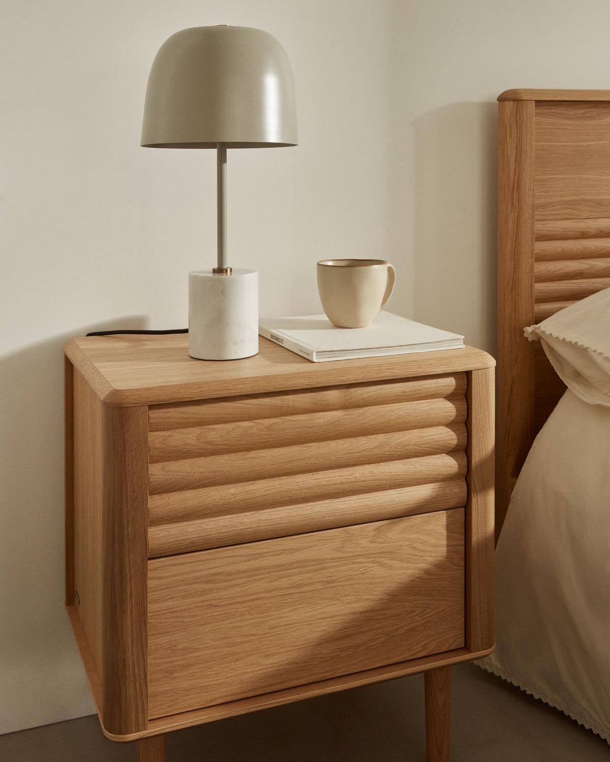 Lenon Nachttisch 2 Schubladen aus Holz und Eichenfurnier 50 x 55 cm FSC MIX Credit in Natur präsentiert im Onlineshop von KAQTU Design AG. Nachttisch ist von Kave Home