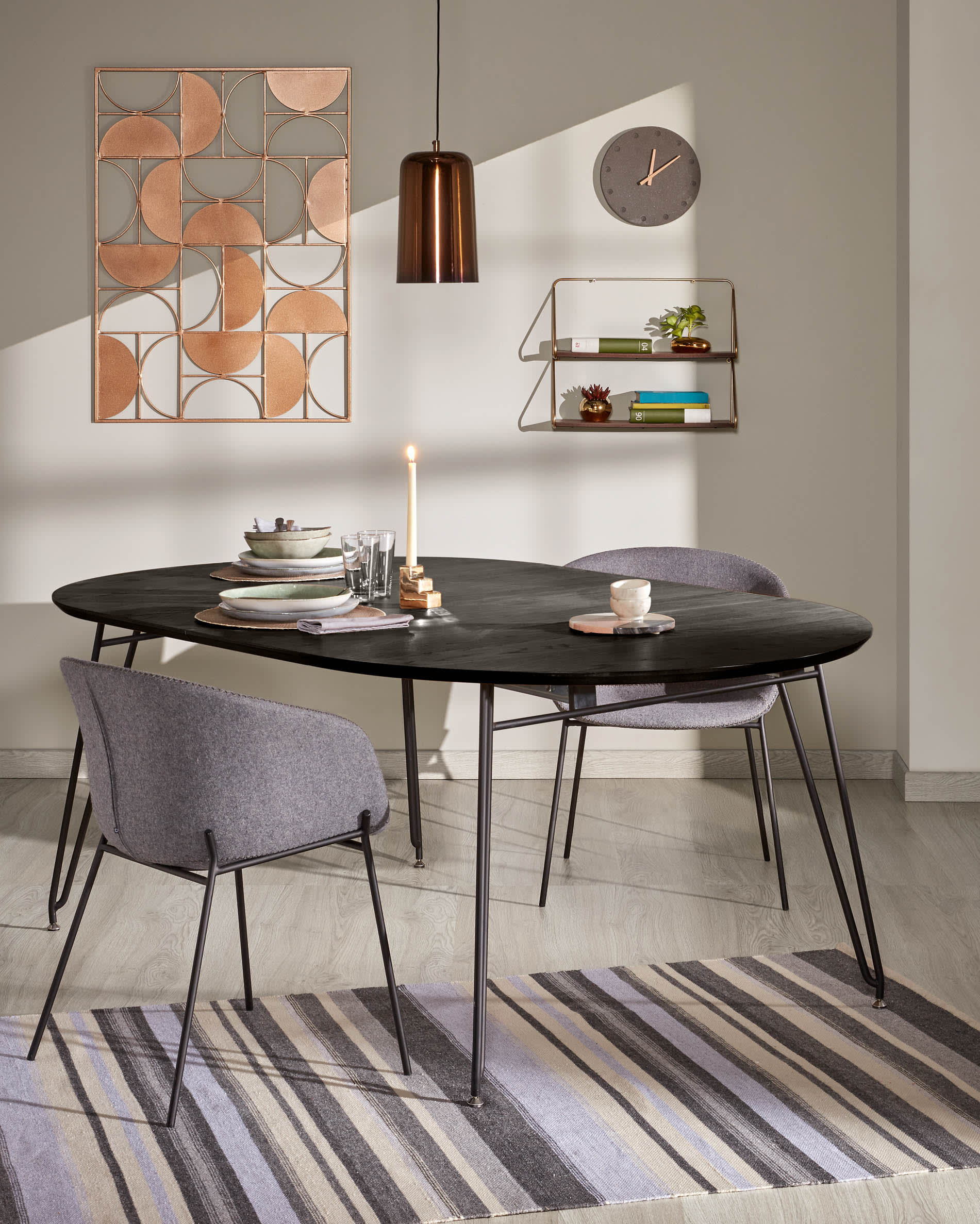 Milian ausziehbarer runder Tisch Ø 120 (200) cm Eschenfurnier und schwarze Stahlbeine in Schwarz präsentiert im Onlineshop von KAQTU Design AG. Esstisch ist von Kave Home