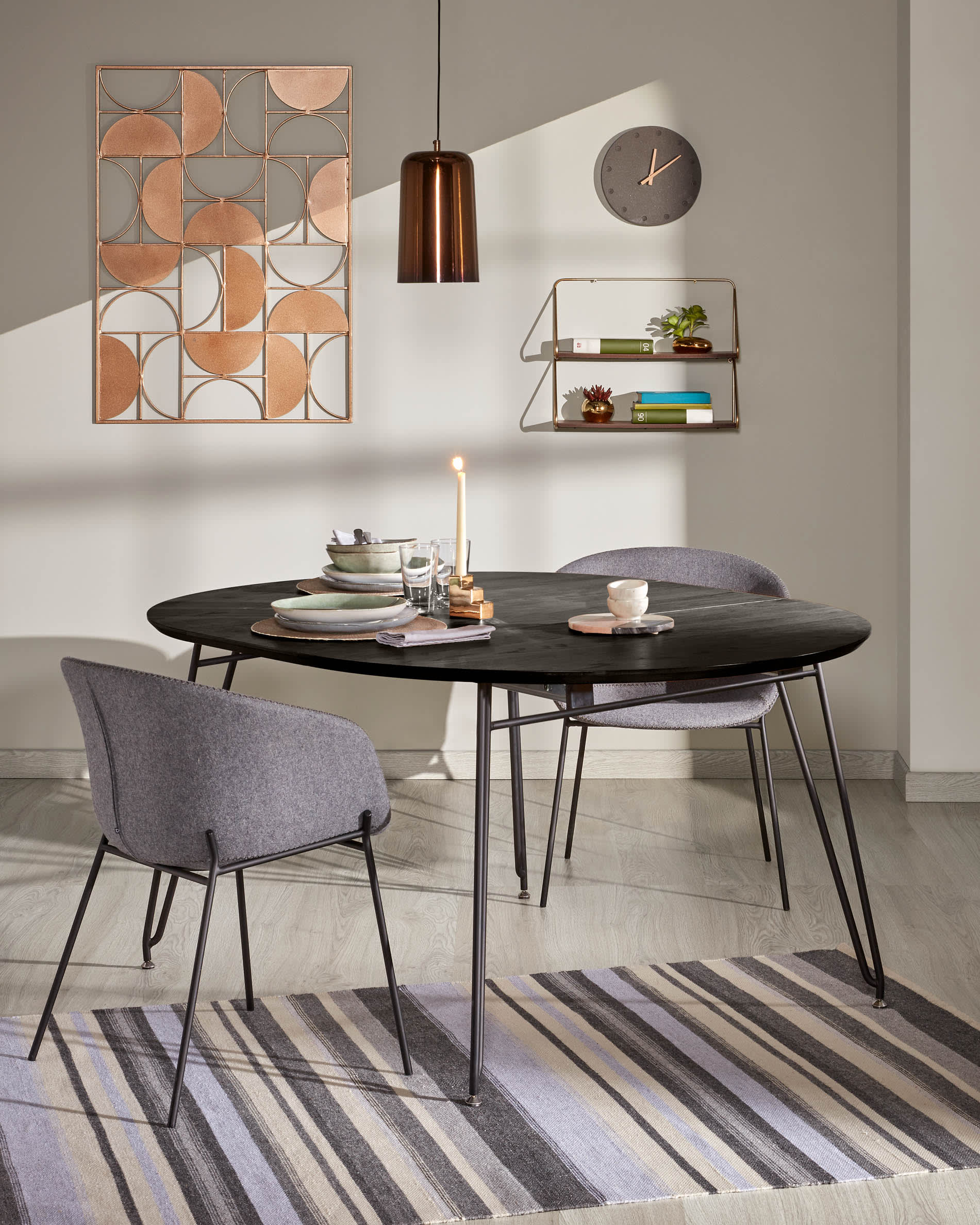 Milian ausziehbarer runder Tisch Ø 120 (200) cm Eschenfurnier und schwarze Stahlbeine in Schwarz präsentiert im Onlineshop von KAQTU Design AG. Esstisch ist von Kave Home