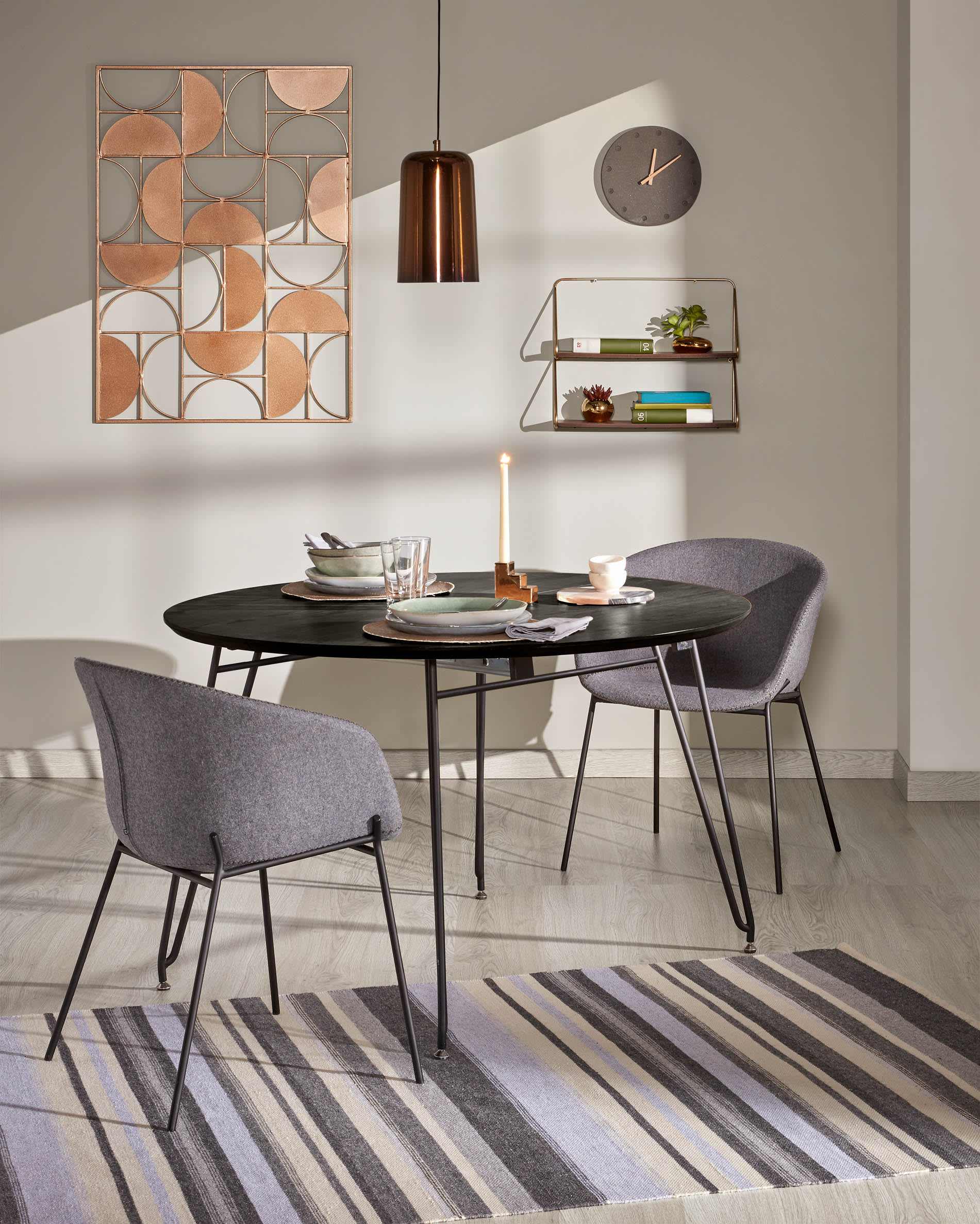 Milian ausziehbarer runder Tisch Ø 120 (200) cm Eschenfurnier und schwarze Stahlbeine in Schwarz präsentiert im Onlineshop von KAQTU Design AG. Esstisch ist von Kave Home