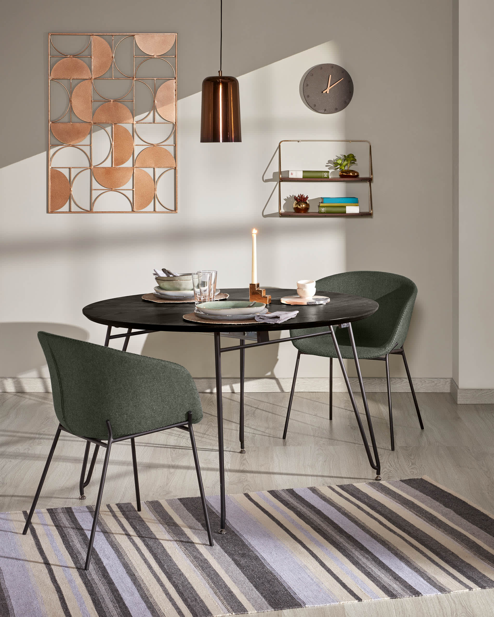 Milian ausziehbarer runder Tisch Ø 120 (200) cm Eschenfurnier und schwarze Stahlbeine in Schwarz präsentiert im Onlineshop von KAQTU Design AG. Esstisch ist von Kave Home