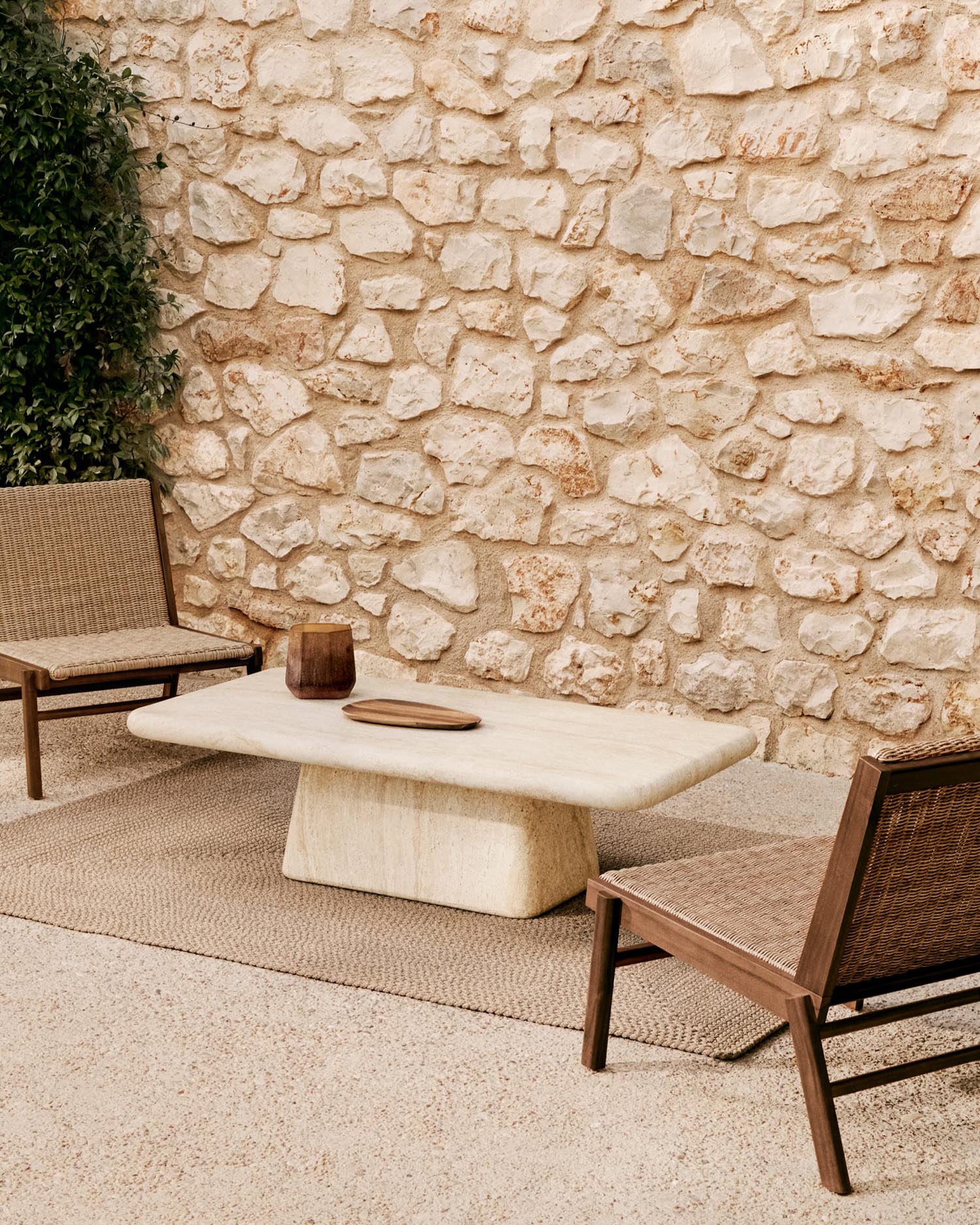 Couchtisch Drasi aus Zement in Travertinoptik 140 x 70 cm in Beige präsentiert im Onlineshop von KAQTU Design AG. Beistelltisch Outdoor ist von Kave Home