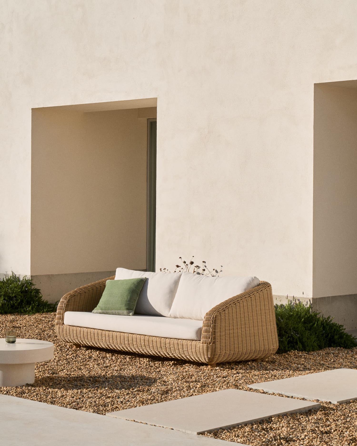 3-Sitzer-Sofa Meria aus synthetischem Rattan 208 cm in Hellbraun präsentiert im Onlineshop von KAQTU Design AG. Lounge Sofa ist von Kave Home