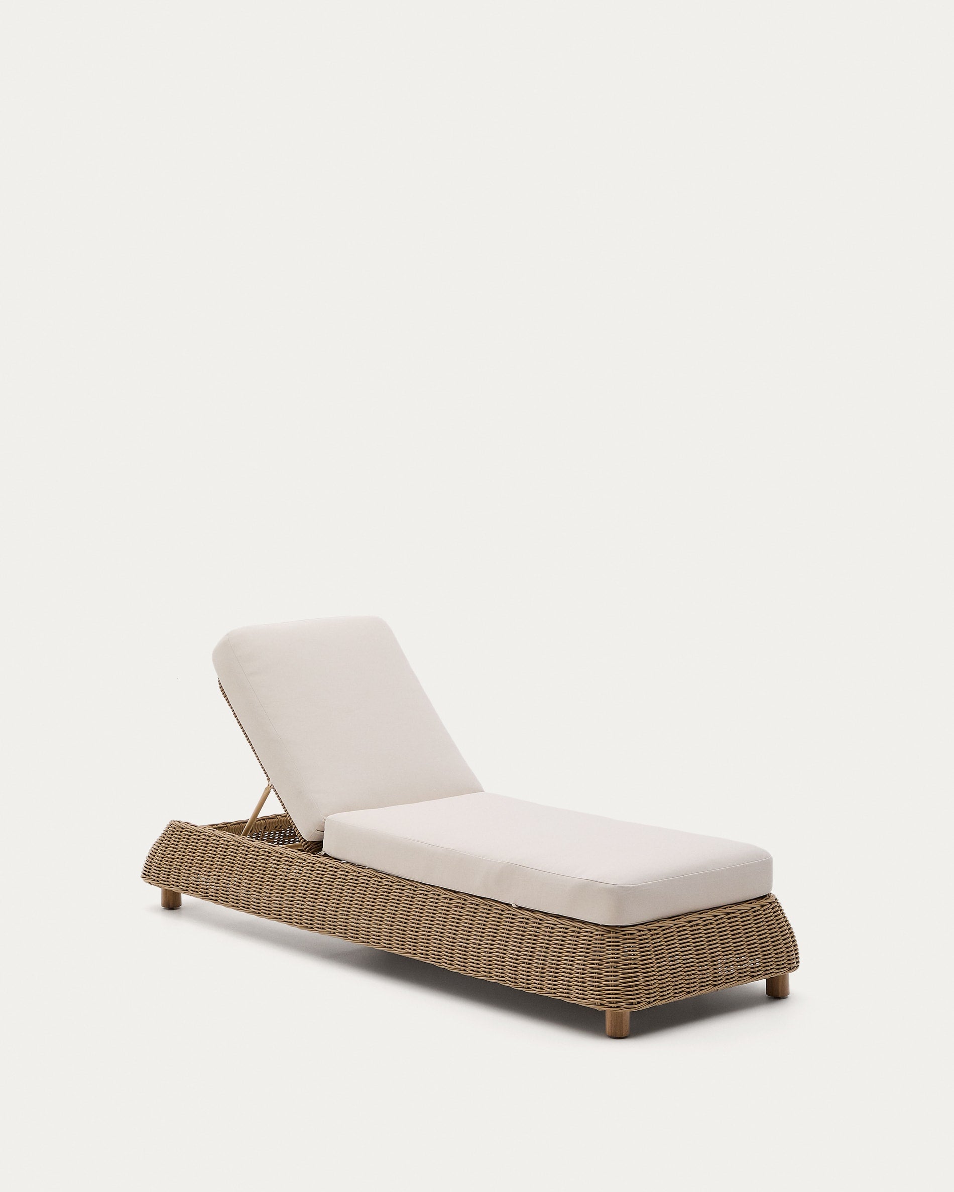 Sonnenliege Meria aus synthetischem Rattan in Hellbraun präsentiert im Onlineshop von KAQTU Design AG. Liegestuhl ist von Kave Home