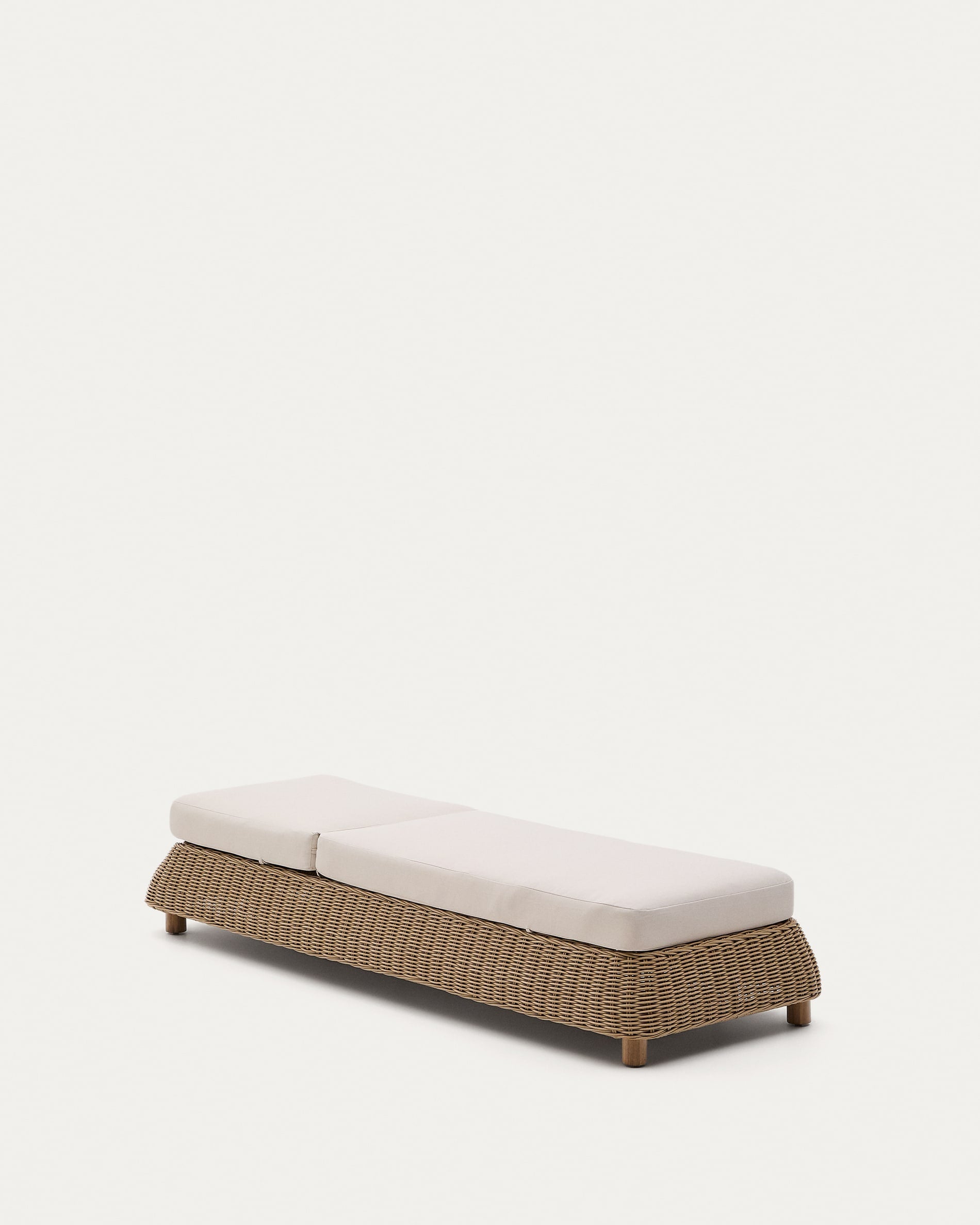 Sonnenliege Meria aus synthetischem Rattan in Hellbraun präsentiert im Onlineshop von KAQTU Design AG. Liegestuhl ist von Kave Home