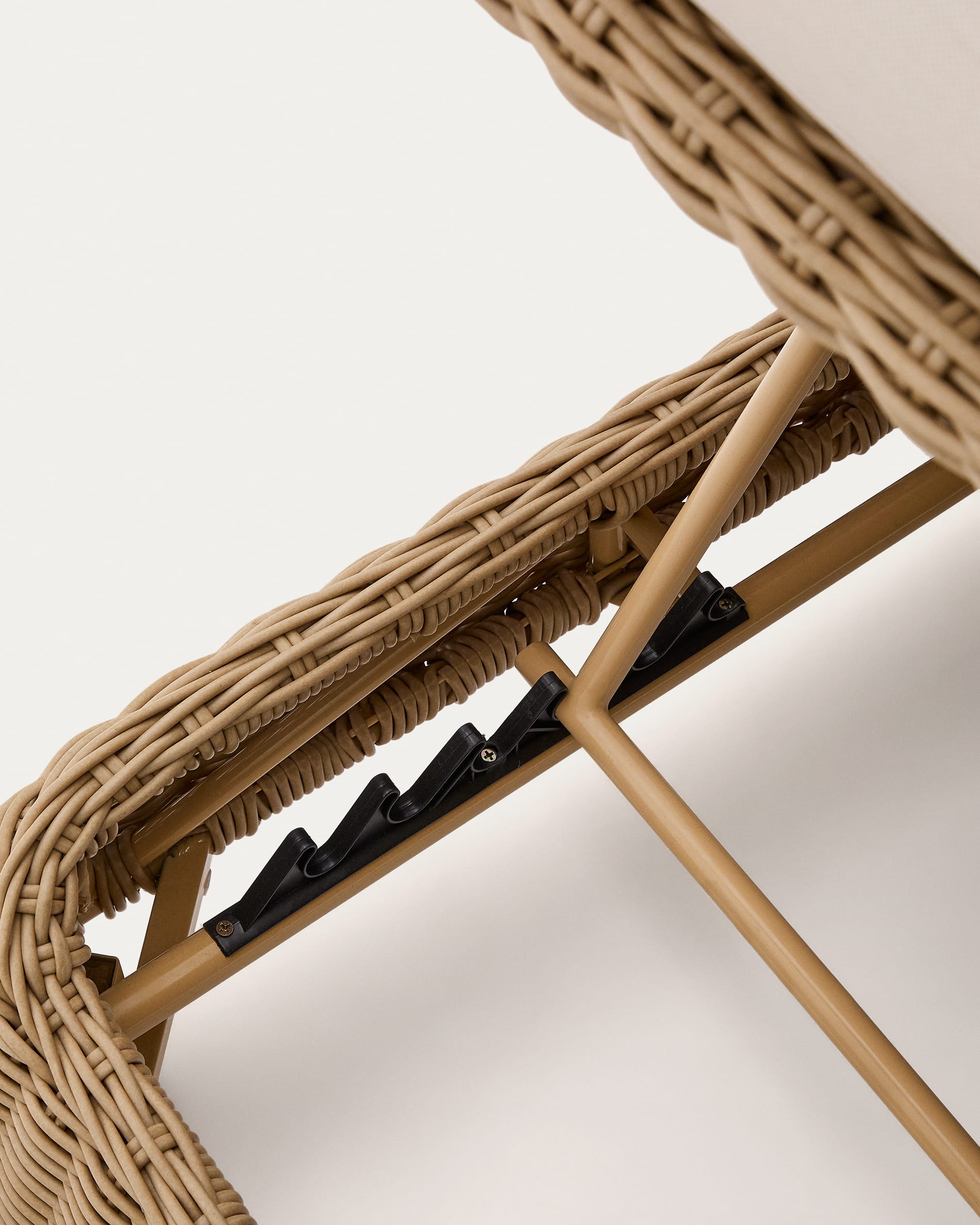 Sonnenliege Meria aus synthetischem Rattan in Hellbraun präsentiert im Onlineshop von KAQTU Design AG. Liegestuhl ist von Kave Home