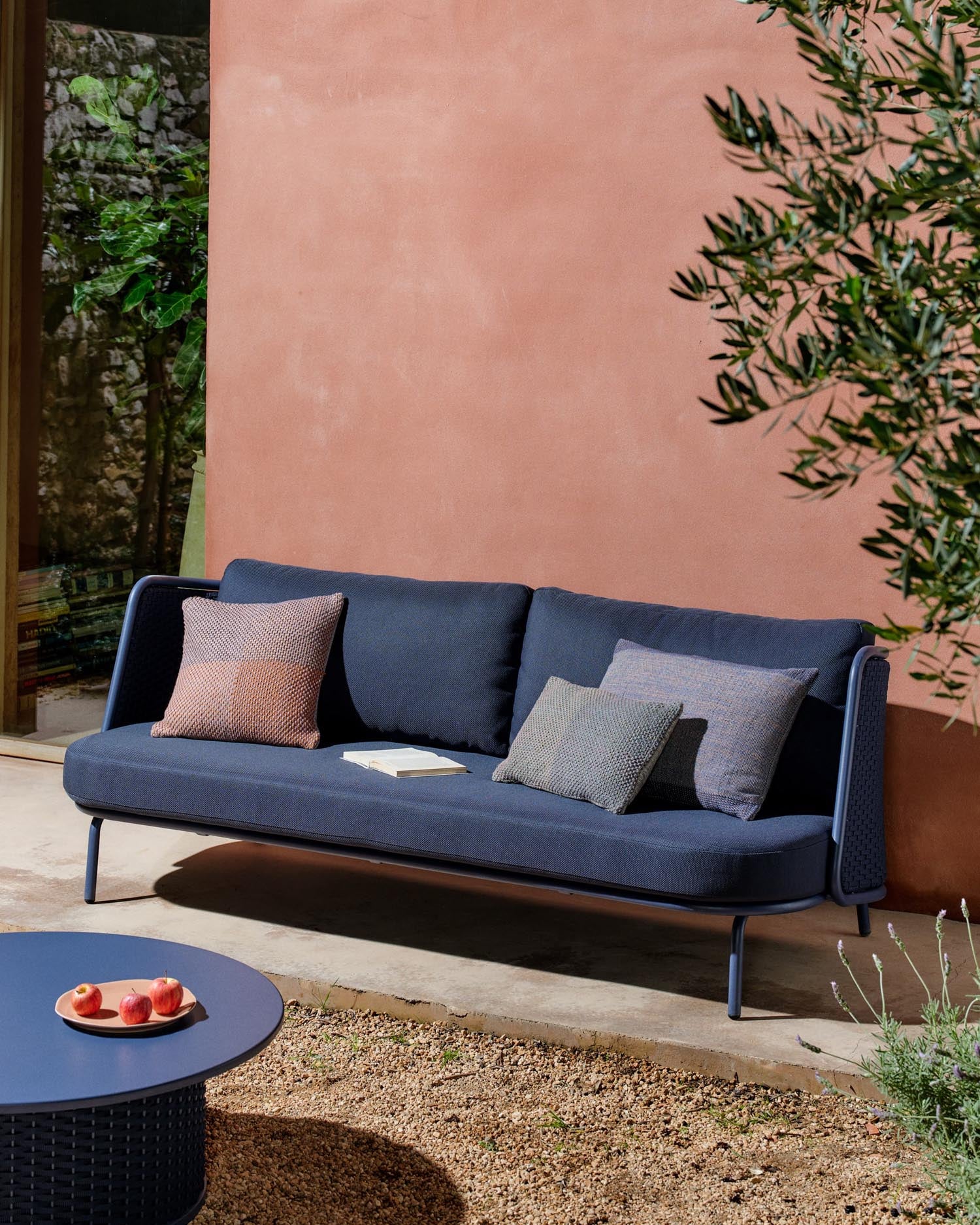 3-Sitzer Outdoor-Sofa Sedalis aus Aluminium und blauem Seil 210 cm in Dunkelblau präsentiert im Onlineshop von KAQTU Design AG. Lounge Sofa ist von Kave Home