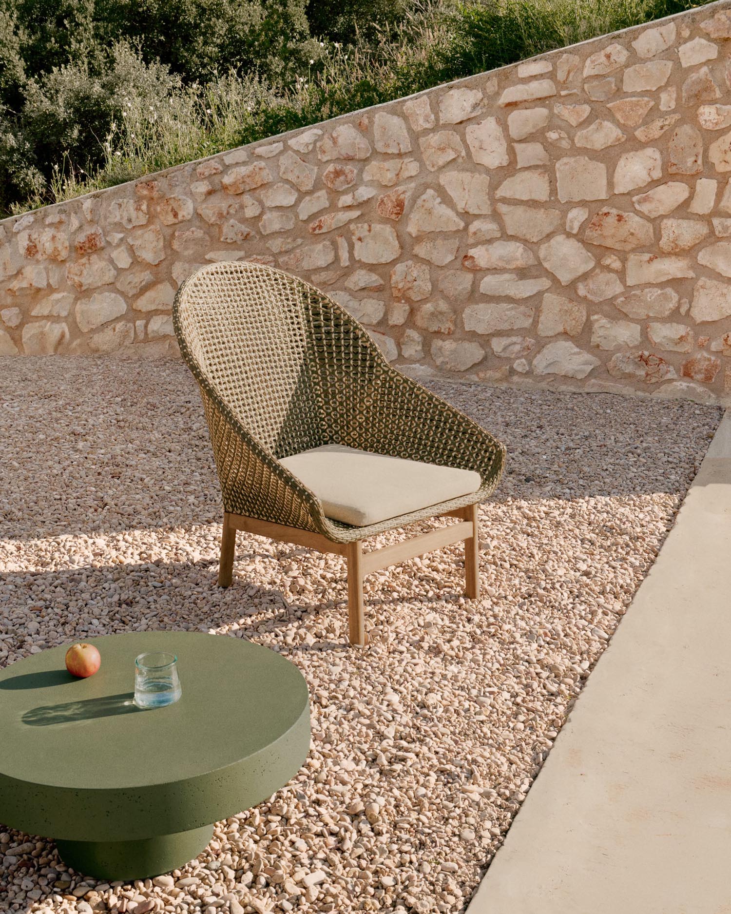 Sessel Olbia mit hoher Rückenlehne aus synthetischem Rattan und massivem Teakholz FSC 100  in Grün präsentiert im Onlineshop von KAQTU Design AG. Outdoor-Sessel ist von Kave Home