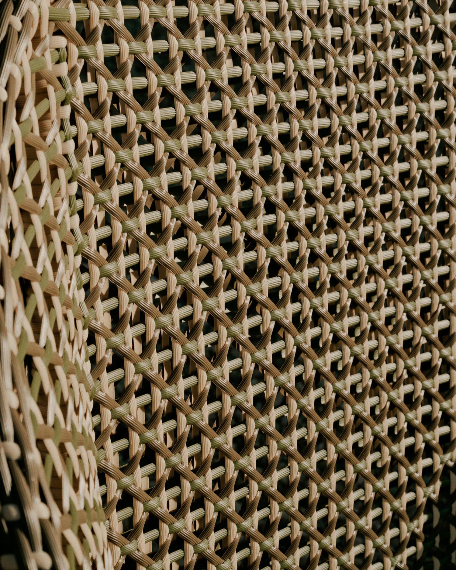 Sessel Olbia mit hoher Rückenlehne aus synthetischem Rattan und massivem Teakholz FSC 100  in Grün präsentiert im Onlineshop von KAQTU Design AG. Outdoor-Sessel ist von Kave Home