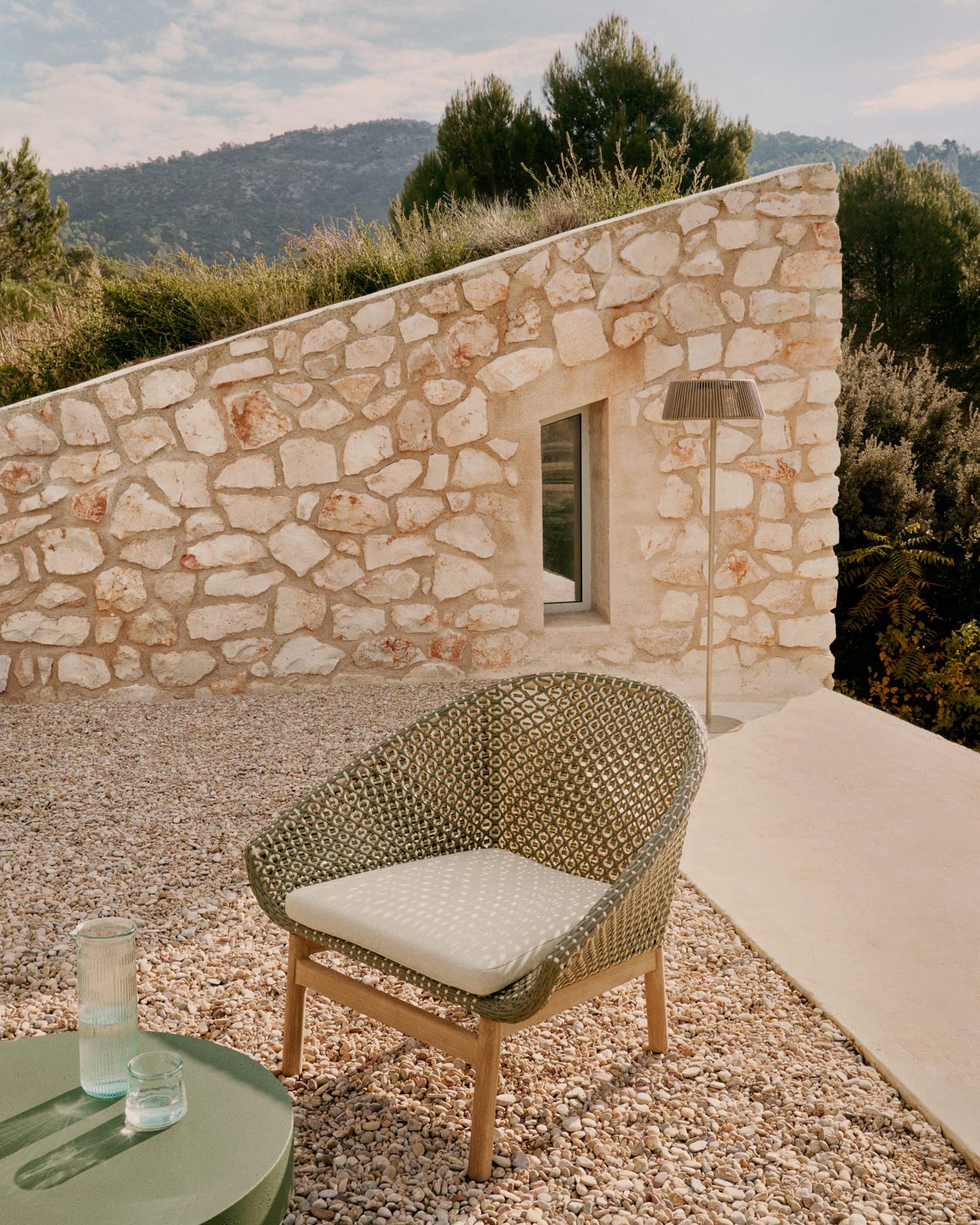 Sessel Olbia aus synthetischem Rattan und massivem Teakholz FSC 100 % in Grün präsentiert im Onlineshop von KAQTU Design AG. Outdoor-Sessel ist von Kave Home