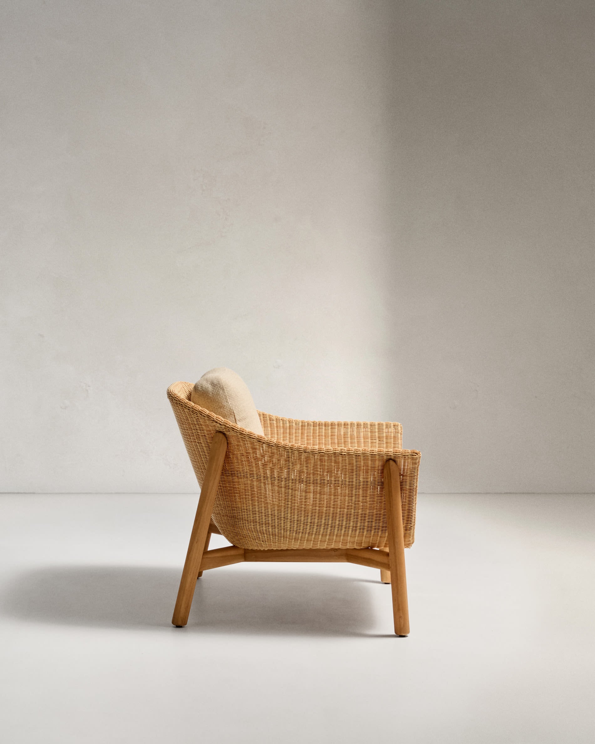 Sessel Galea aus massivem Teakholz und synthetischem Rattan FSC 100% in Beige präsentiert im Onlineshop von KAQTU Design AG. Outdoor-Sessel ist von Kave Home