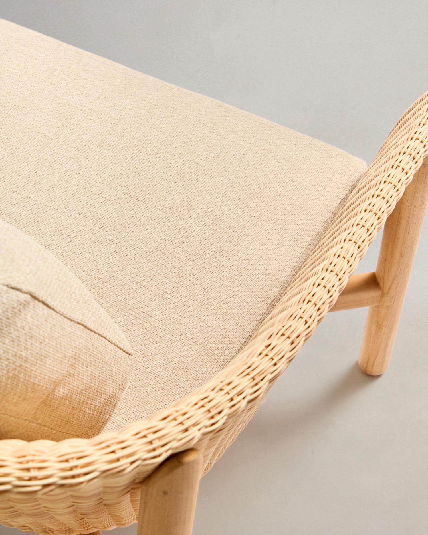 Sessel Galea aus massivem Teakholz und synthetischem Rattan FSC 100% in Beige präsentiert im Onlineshop von KAQTU Design AG. Outdoor-Sessel ist von Kave Home