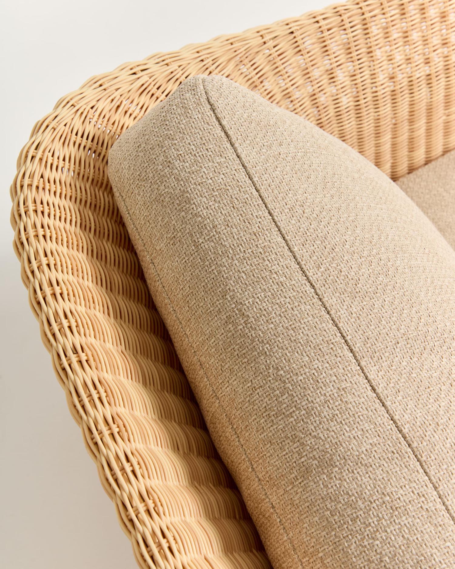 Sessel Galea aus massivem Teakholz und synthetischem Rattan FSC 100% in Beige präsentiert im Onlineshop von KAQTU Design AG. Outdoor-Sessel ist von Kave Home