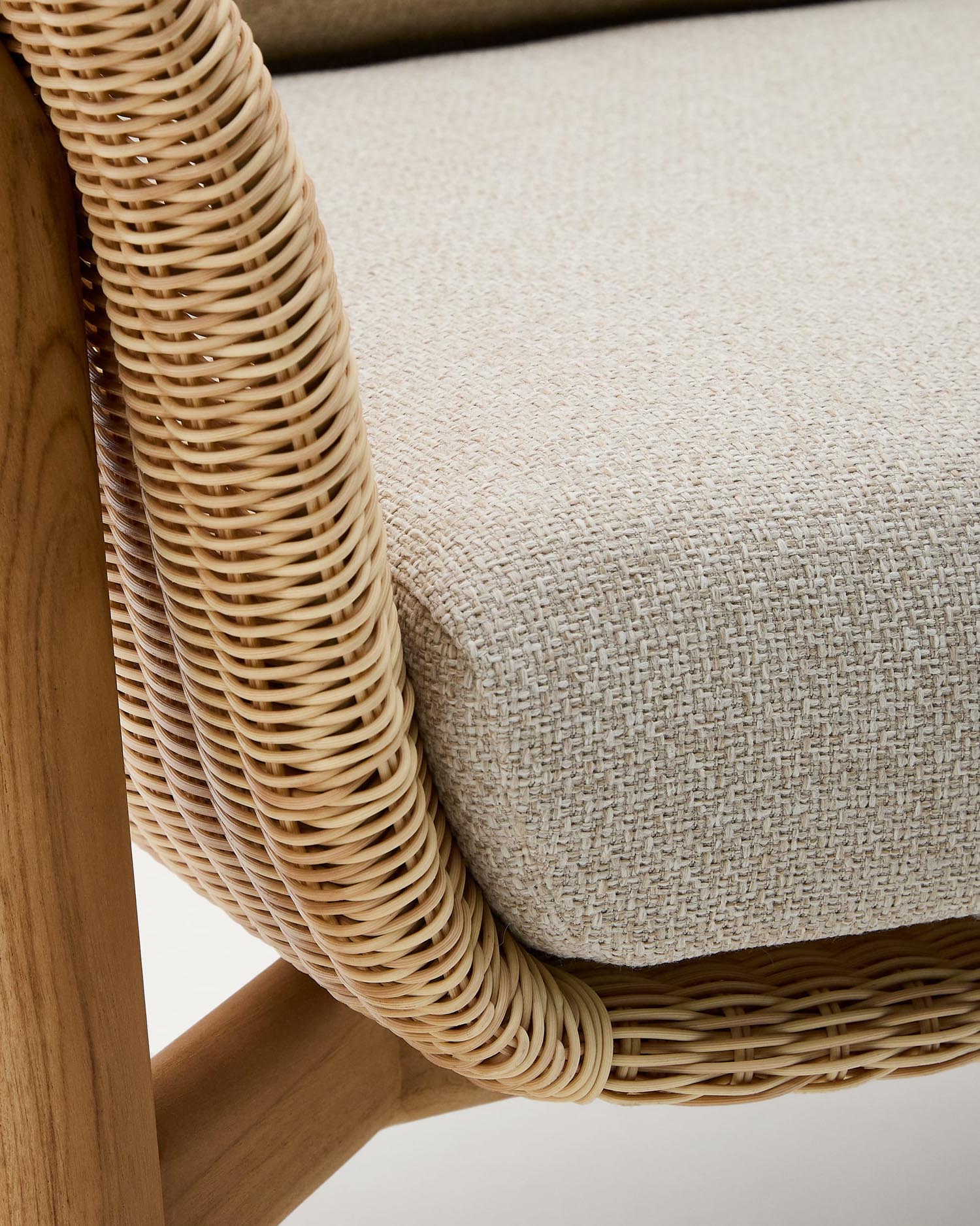 Sessel Galea aus massivem Teakholz und synthetischem Rattan FSC 100% in Beige präsentiert im Onlineshop von KAQTU Design AG. Outdoor-Sessel ist von Kave Home