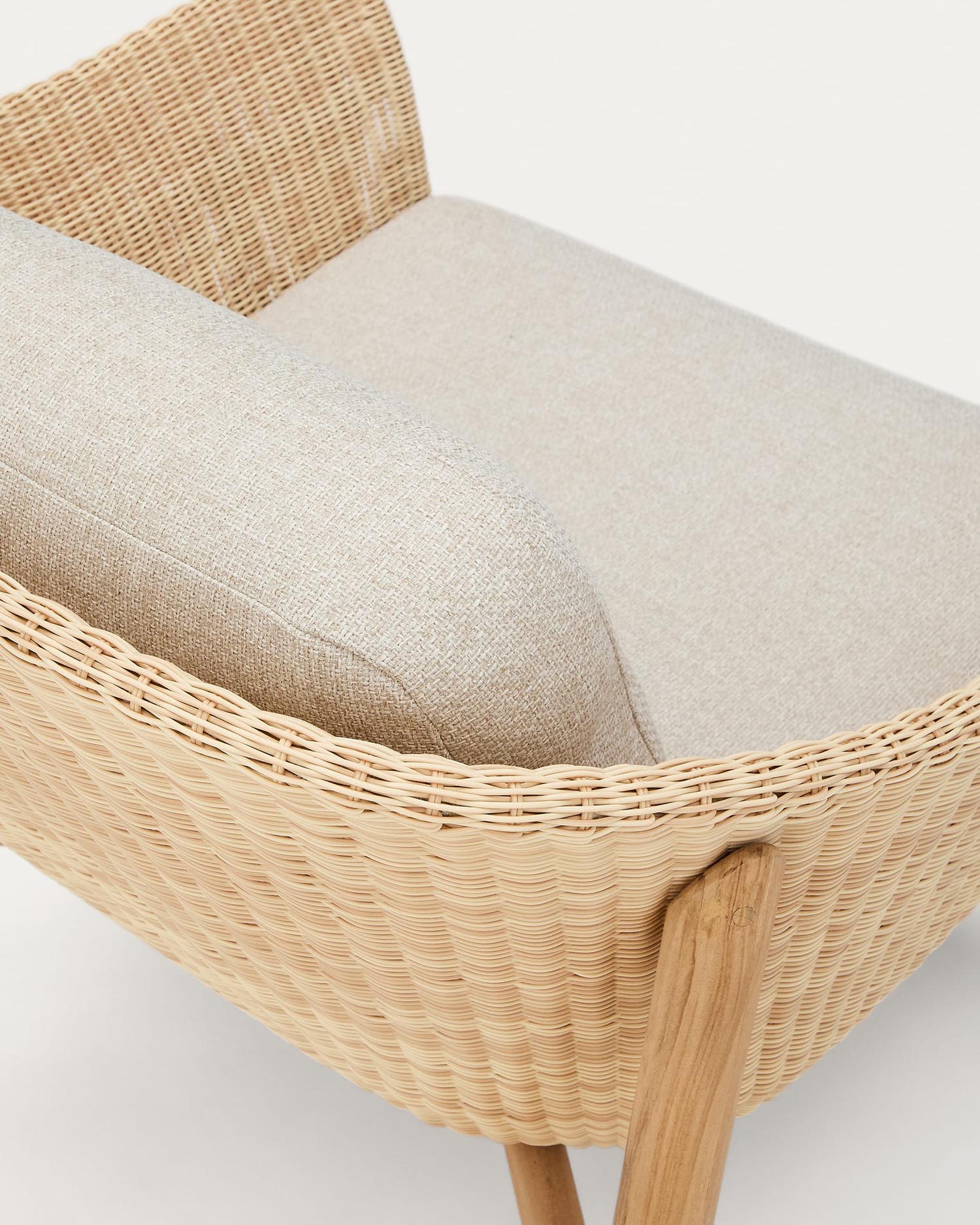 Sessel Galea aus massivem Teakholz und synthetischem Rattan FSC 100% in Beige präsentiert im Onlineshop von KAQTU Design AG. Outdoor-Sessel ist von Kave Home