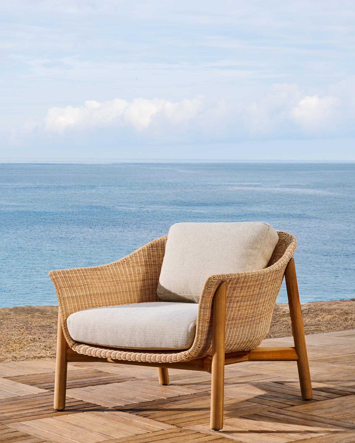 Sessel Galea aus massivem Teakholz und synthetischem Rattan FSC 100% in Beige präsentiert im Onlineshop von KAQTU Design AG. Outdoor-Sessel ist von Kave Home