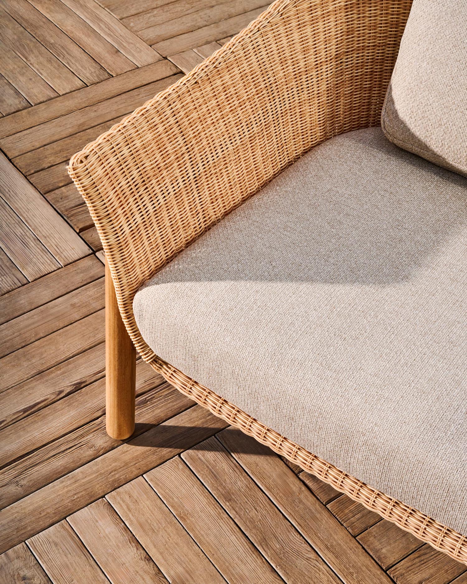 Sessel Galea aus massivem Teakholz und synthetischem Rattan FSC 100% in Beige präsentiert im Onlineshop von KAQTU Design AG. Outdoor-Sessel ist von Kave Home