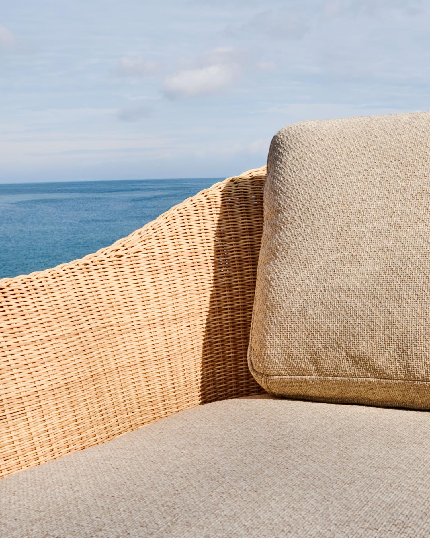 Sessel Galea aus massivem Teakholz und synthetischem Rattan FSC 100% in Beige präsentiert im Onlineshop von KAQTU Design AG. Outdoor-Sessel ist von Kave Home