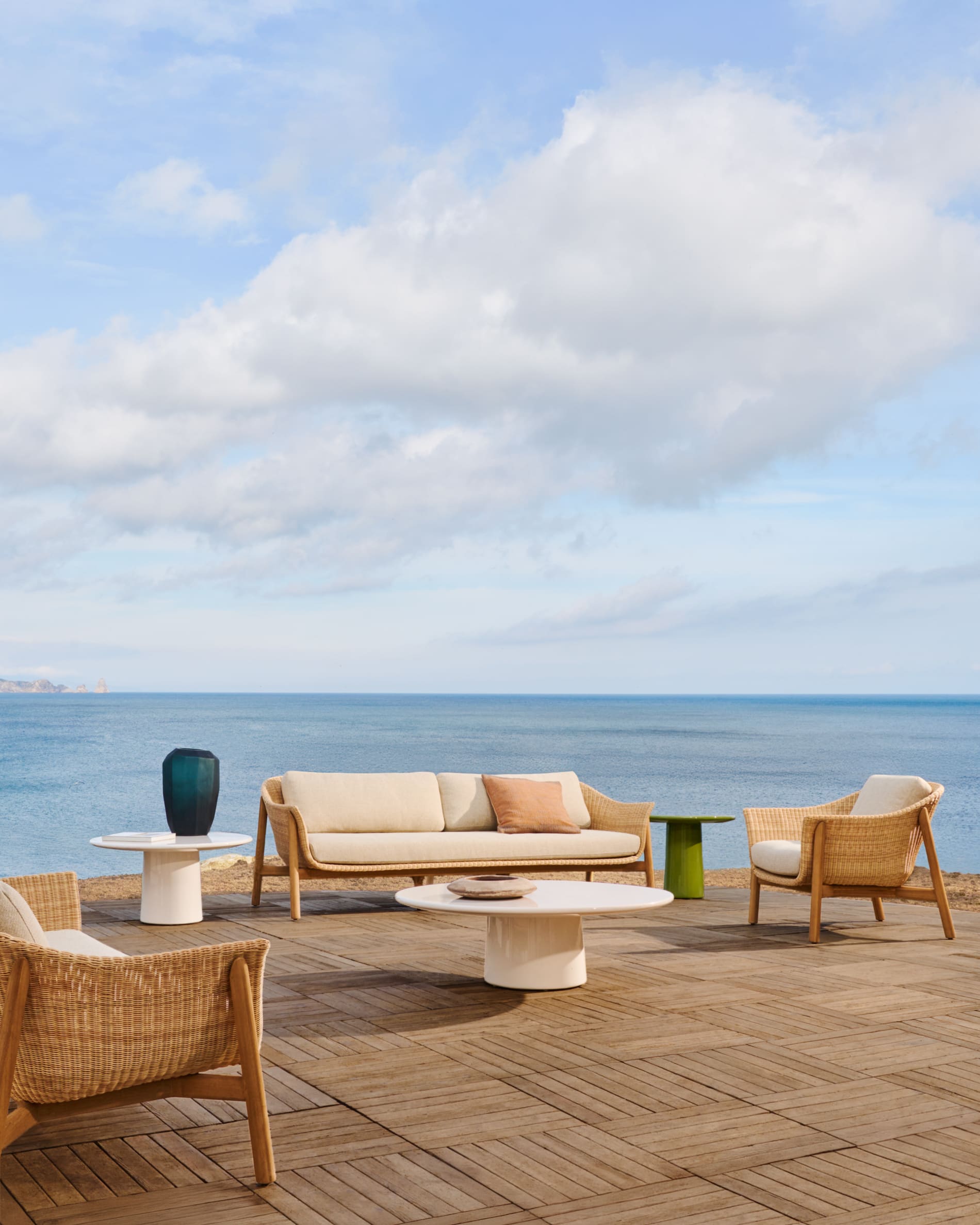 Sessel Galea aus massivem Teakholz und synthetischem Rattan FSC 100% in Beige präsentiert im Onlineshop von KAQTU Design AG. Outdoor-Sessel ist von Kave Home