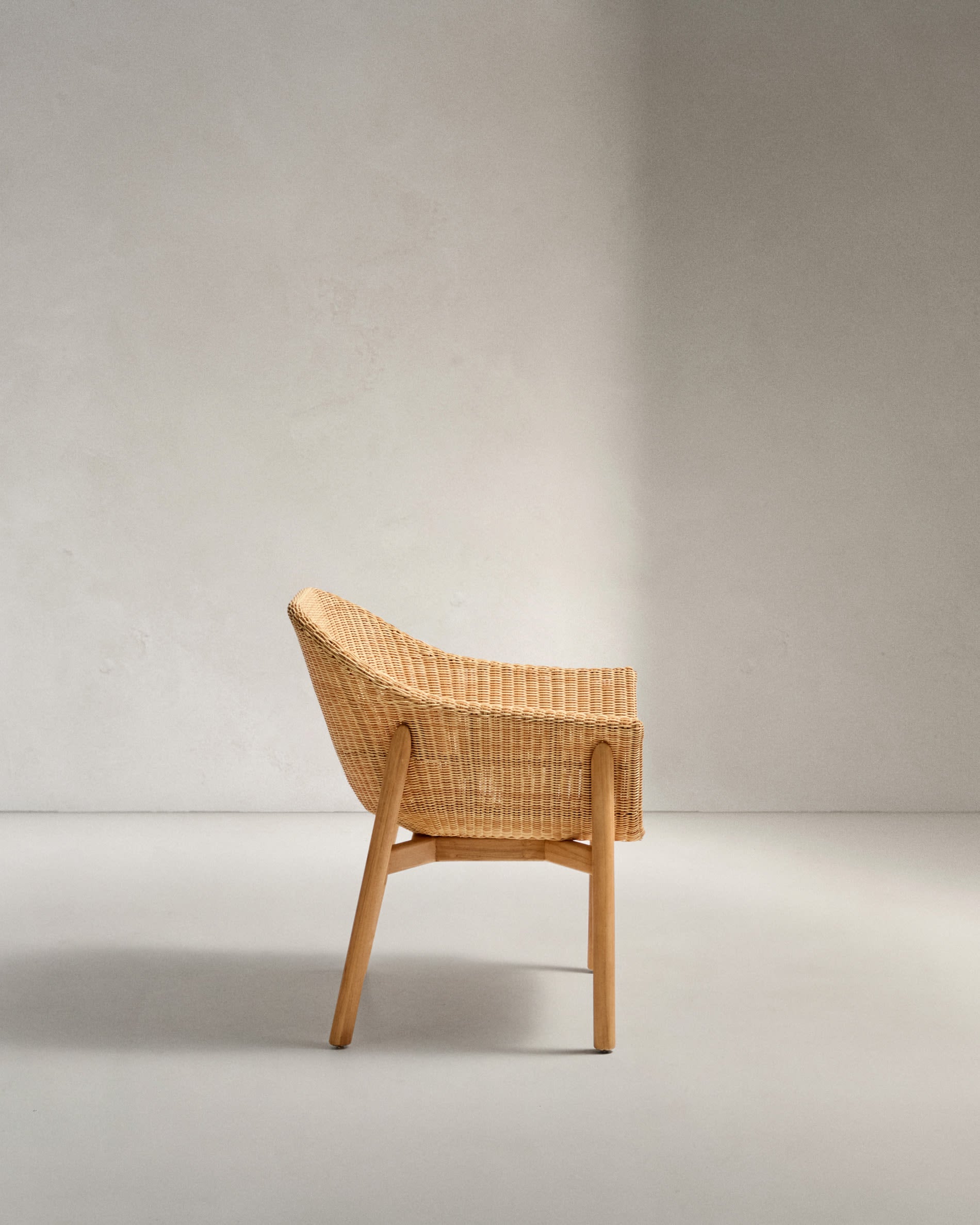 Stuhl Galea aus massivem Teakholz und synthetischem Rattan FSC 100% in Beige präsentiert im Onlineshop von KAQTU Design AG. Gartenstuhl ist von Kave Home