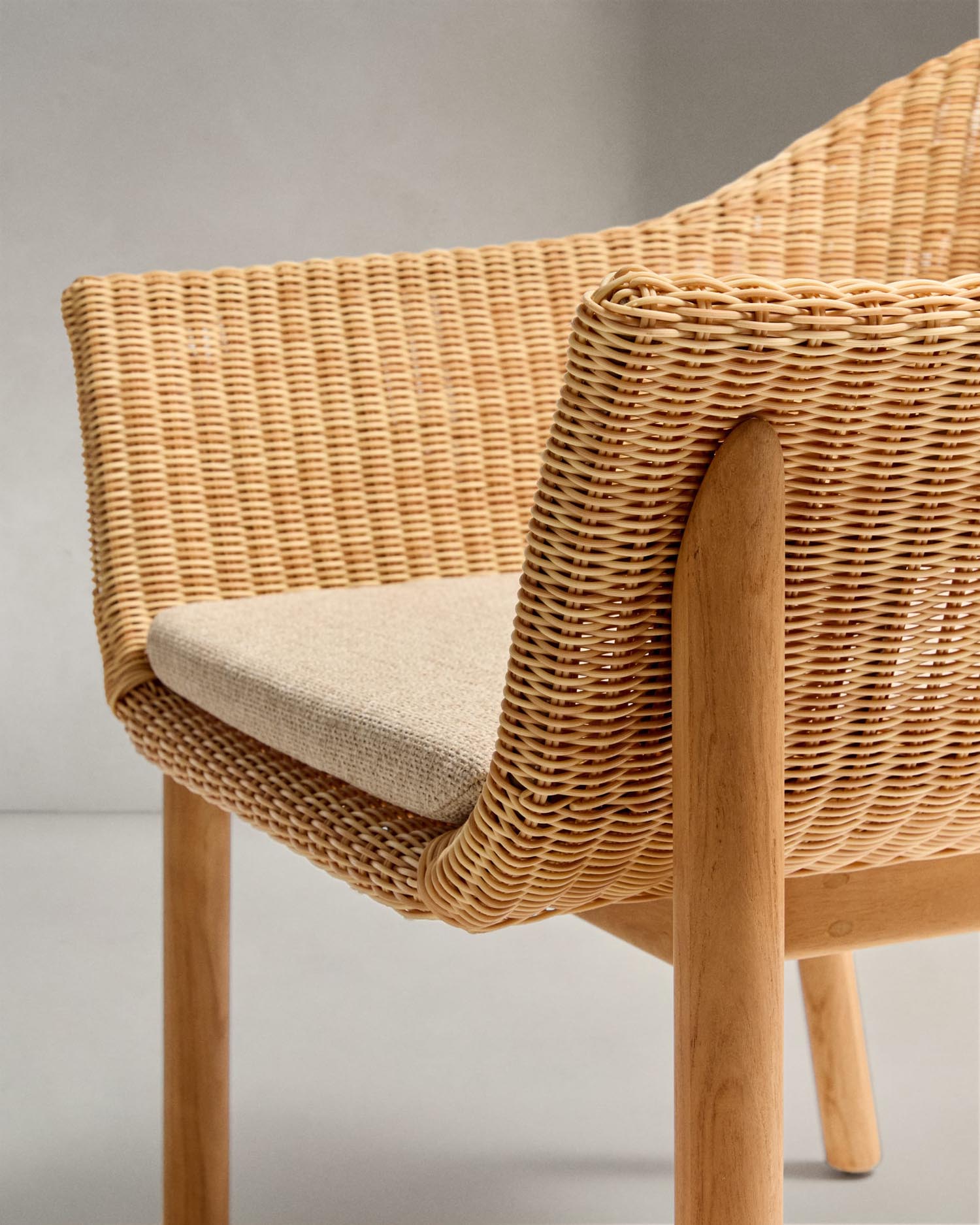 Stuhl Galea aus massivem Teakholz und synthetischem Rattan FSC 100% in Beige präsentiert im Onlineshop von KAQTU Design AG. Gartenstuhl ist von Kave Home