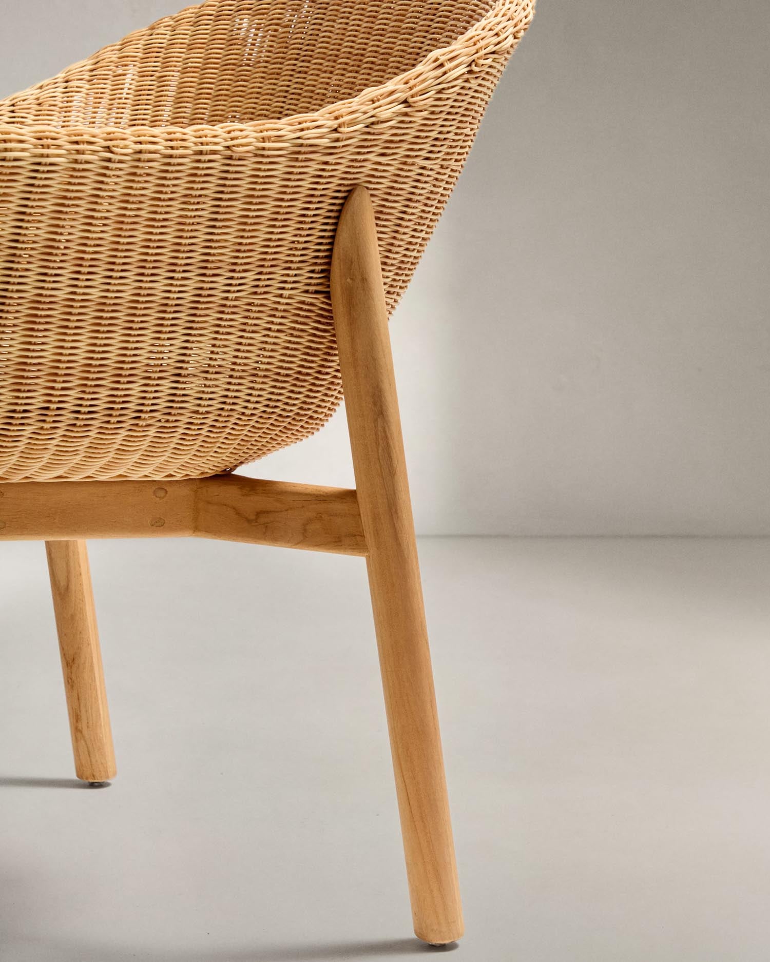 Stuhl Galea aus massivem Teakholz und synthetischem Rattan FSC 100% in Beige präsentiert im Onlineshop von KAQTU Design AG. Gartenstuhl ist von Kave Home