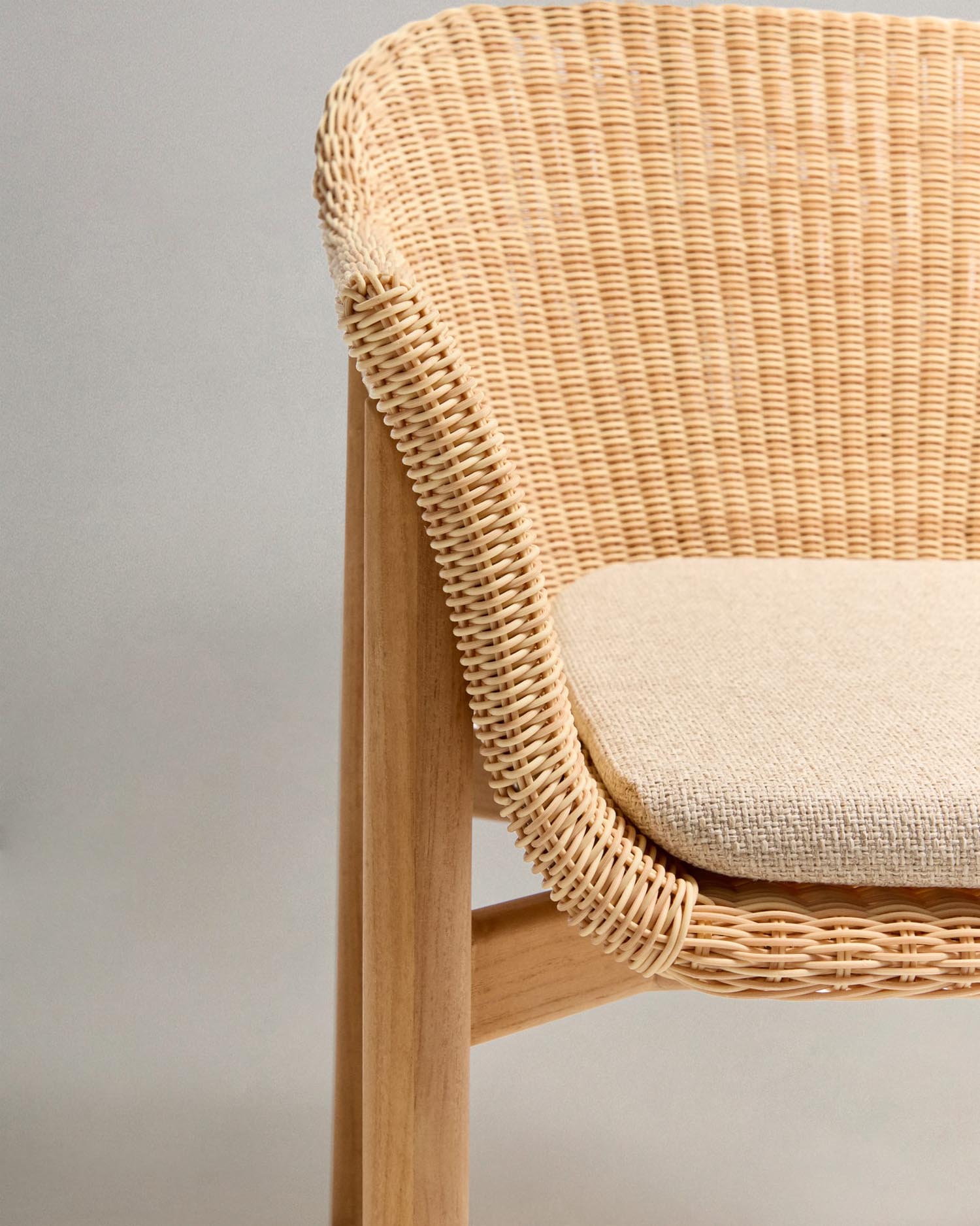 Stuhl Galea aus massivem Teakholz und synthetischem Rattan FSC 100% in Beige präsentiert im Onlineshop von KAQTU Design AG. Gartenstuhl ist von Kave Home