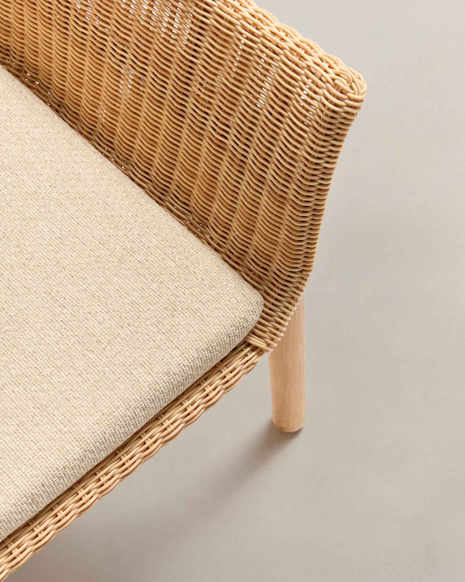 Stuhl Galea aus massivem Teakholz und synthetischem Rattan FSC 100% in Beige präsentiert im Onlineshop von KAQTU Design AG. Gartenstuhl ist von Kave Home