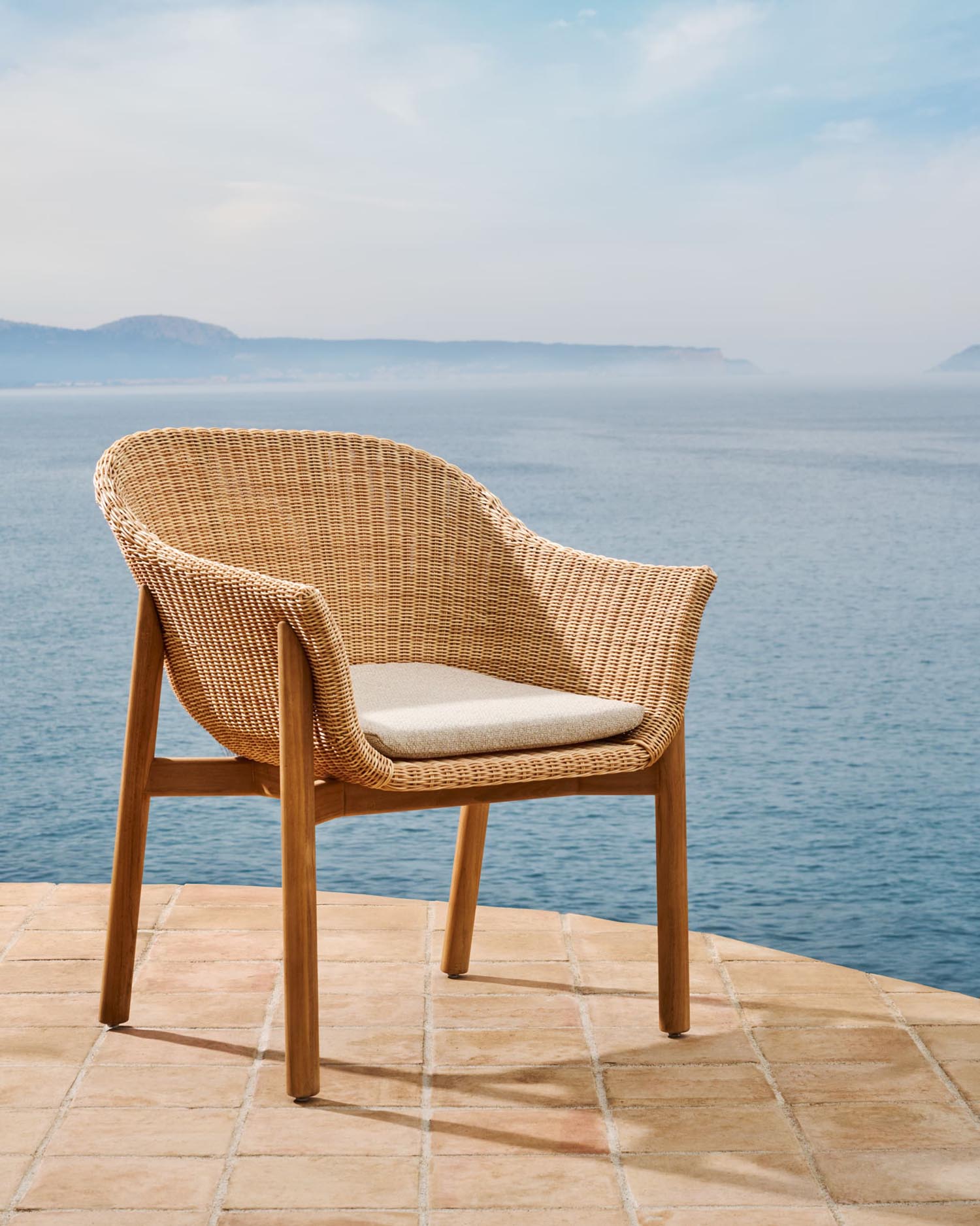 Stuhl Galea aus massivem Teakholz und synthetischem Rattan FSC 100% in Beige präsentiert im Onlineshop von KAQTU Design AG. Gartenstuhl ist von Kave Home