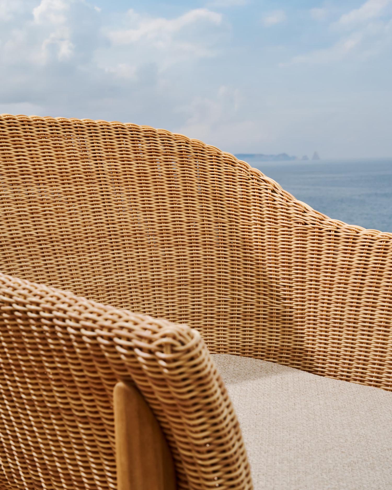 Stuhl Galea aus massivem Teakholz und synthetischem Rattan FSC 100% in Beige präsentiert im Onlineshop von KAQTU Design AG. Gartenstuhl ist von Kave Home