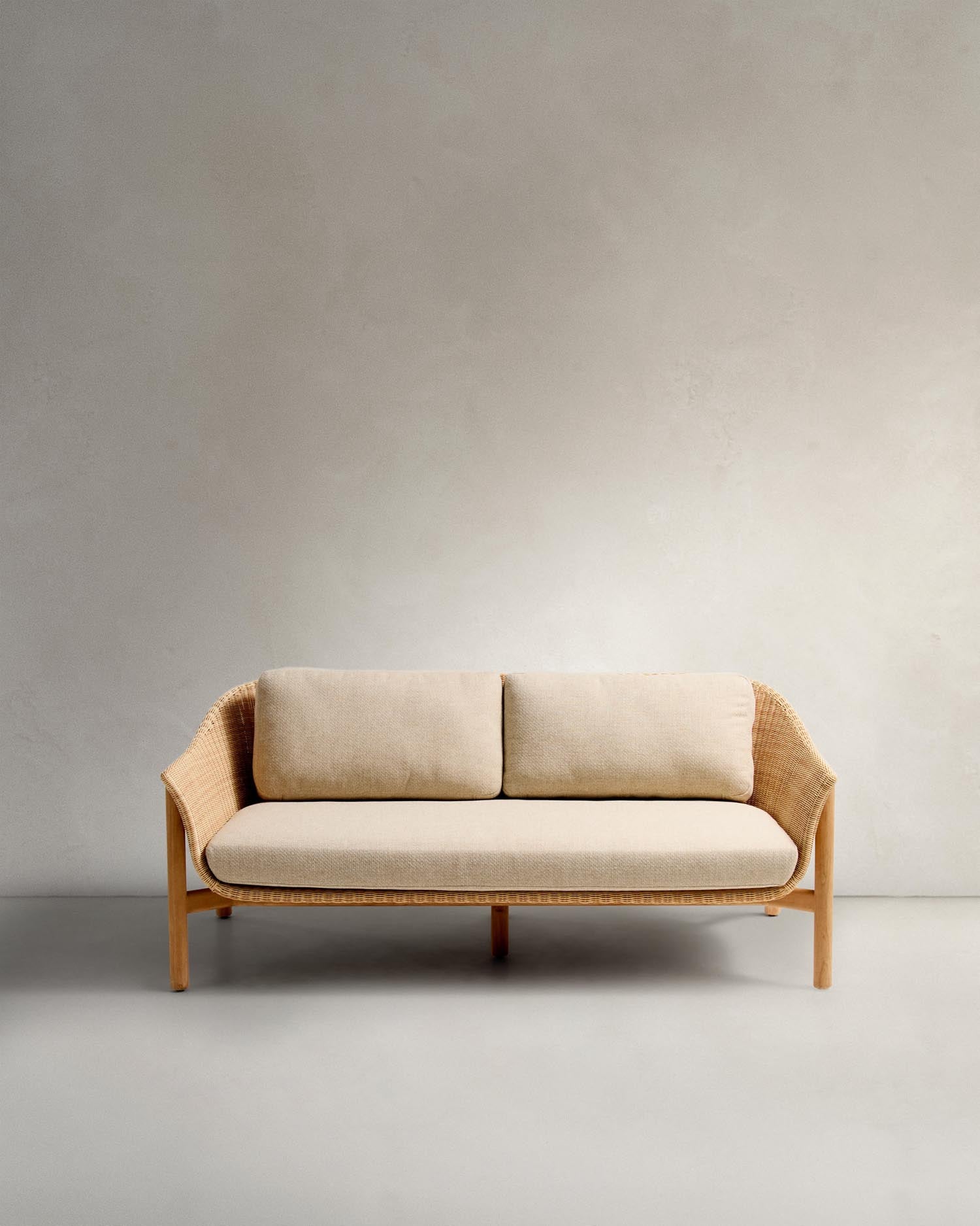 2-Sitzer-Sofa Galea aus massivem Teakholz und synthetischem Rattan 166,5 cm FSC 100% FSC in Beige präsentiert im Onlineshop von KAQTU Design AG. Lounge Sofa ist von Kave Home