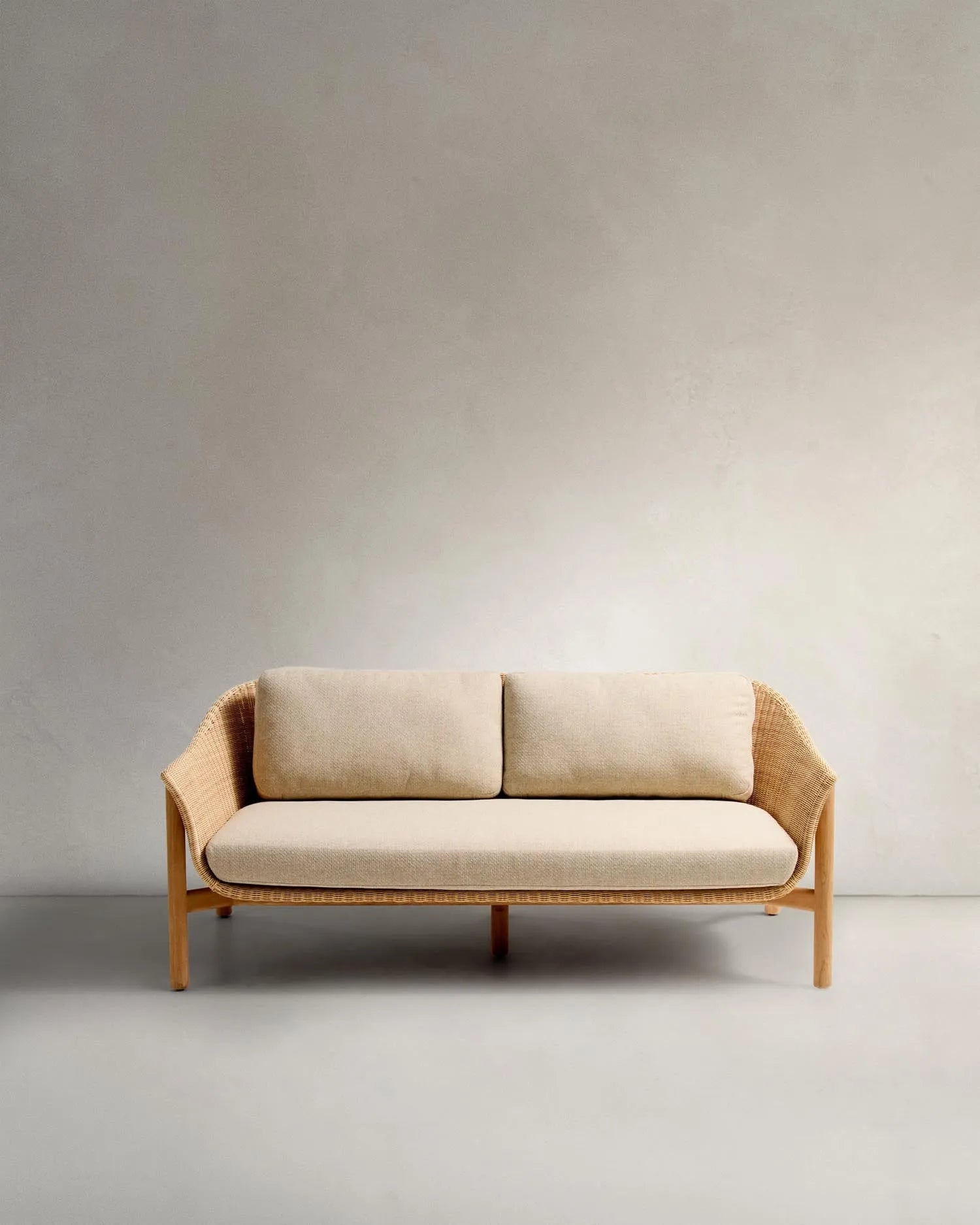 Elegantes 2-Sitzer-Sofa Galea aus Teakholz & Rattan, robust, pflegeleicht, ideal für drinnen & draußen, FSC-zertifiziert.