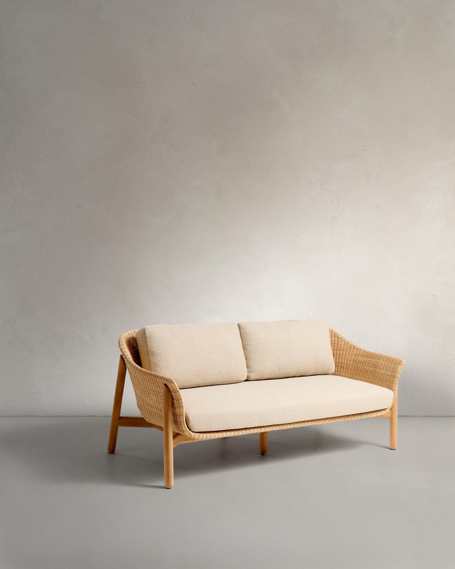 2-Sitzer-Sofa Galea aus massivem Teakholz und synthetischem Rattan 166,5 cm FSC 100% FSC in Beige präsentiert im Onlineshop von KAQTU Design AG. Lounge Sofa ist von Kave Home