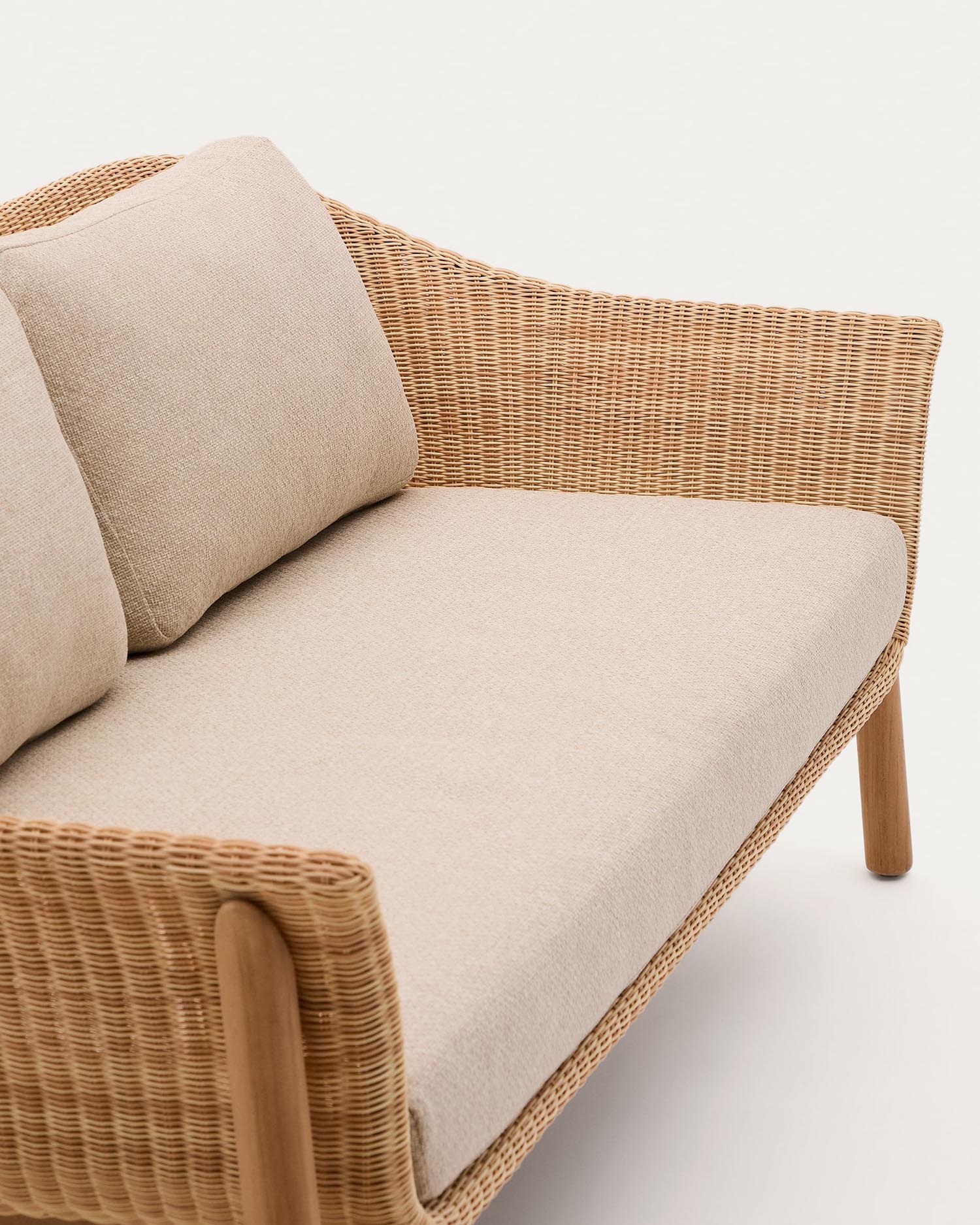 2-Sitzer-Sofa Galea aus massivem Teakholz und synthetischem Rattan 166,5 cm FSC 100% FSC in Beige präsentiert im Onlineshop von KAQTU Design AG. Lounge Sofa ist von Kave Home