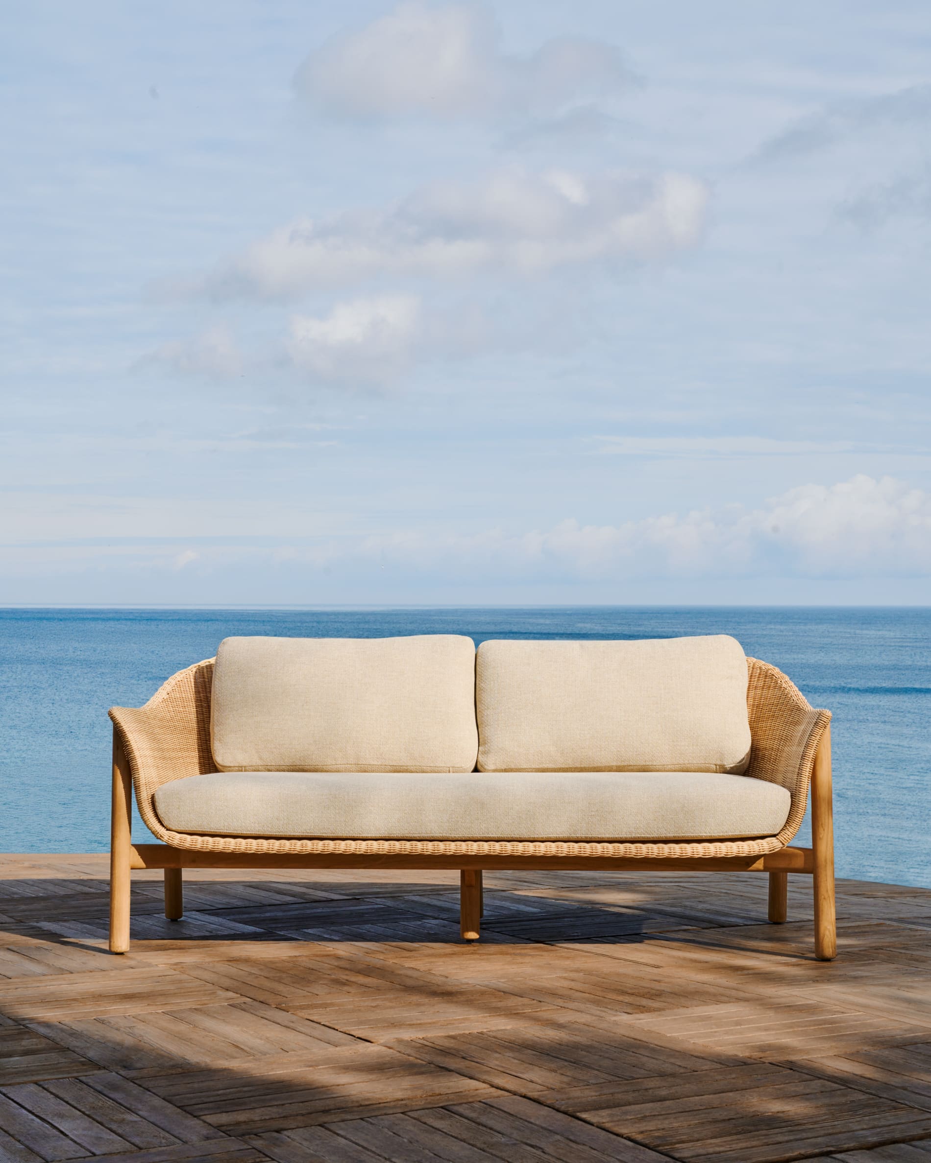 2-Sitzer-Sofa Galea aus massivem Teakholz und synthetischem Rattan 166,5 cm FSC 100% FSC in Beige präsentiert im Onlineshop von KAQTU Design AG. Lounge Sofa ist von Kave Home