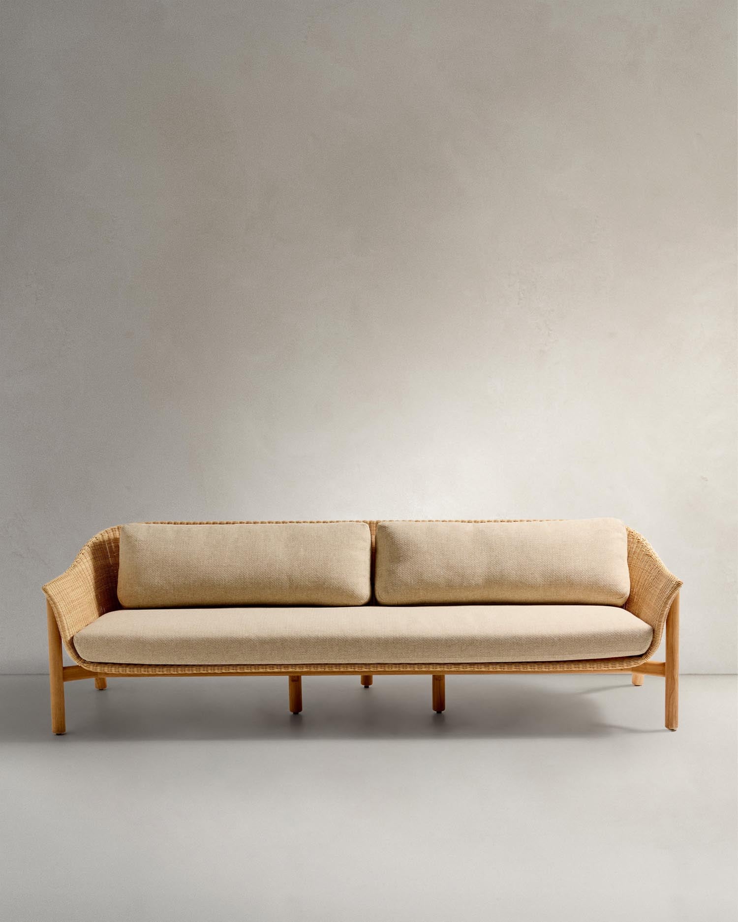 3-Sitzer-Sofa Galea aus massivem Teakholz und synthetischem Rattan 236,2 cm FSC 100% FSC in Beige präsentiert im Onlineshop von KAQTU Design AG. Lounge Sofa ist von Kave Home