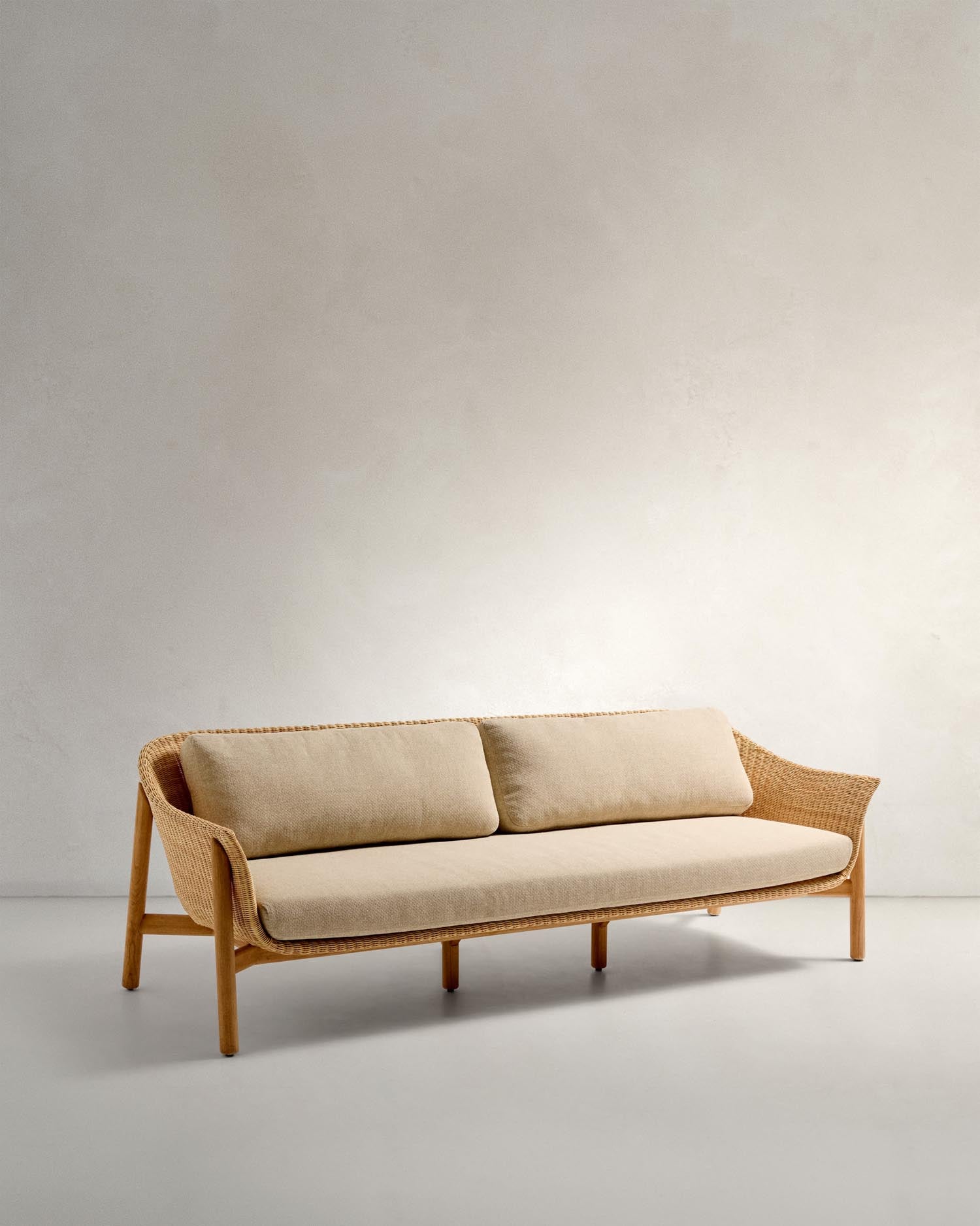 3-Sitzer-Sofa Galea aus massivem Teakholz und synthetischem Rattan 236,2 cm FSC 100% FSC in Beige präsentiert im Onlineshop von KAQTU Design AG. Lounge Sofa ist von Kave Home