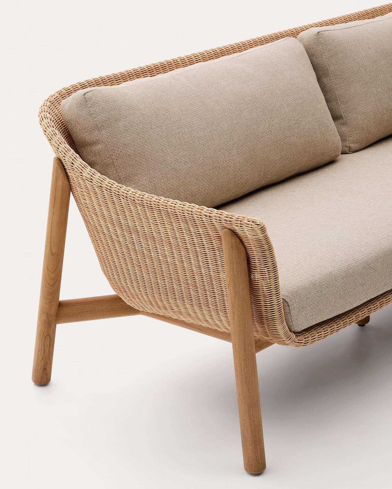 3-Sitzer-Sofa Galea aus massivem Teakholz und synthetischem Rattan 236,2 cm FSC 100% FSC in Beige präsentiert im Onlineshop von KAQTU Design AG. Lounge Sofa ist von Kave Home