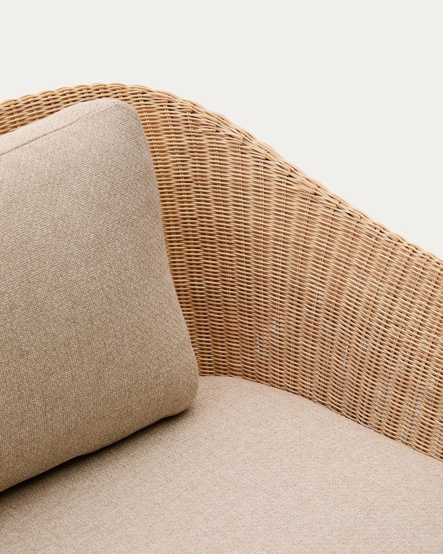 3-Sitzer-Sofa Galea aus massivem Teakholz und synthetischem Rattan 236,2 cm FSC 100% FSC in Beige präsentiert im Onlineshop von KAQTU Design AG. Lounge Sofa ist von Kave Home