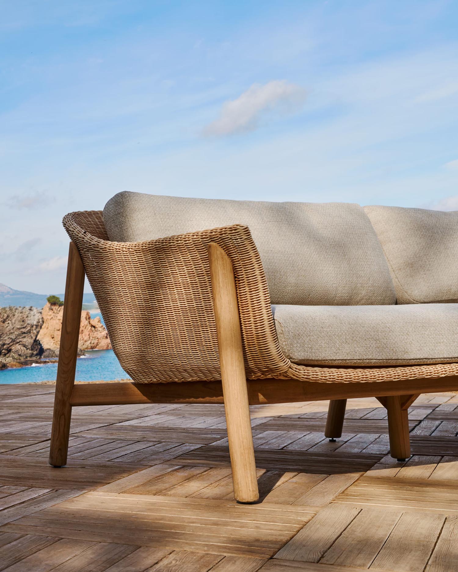 3-Sitzer-Sofa Galea aus massivem Teakholz und synthetischem Rattan 236,2 cm FSC 100% FSC in Beige präsentiert im Onlineshop von KAQTU Design AG. Lounge Sofa ist von Kave Home