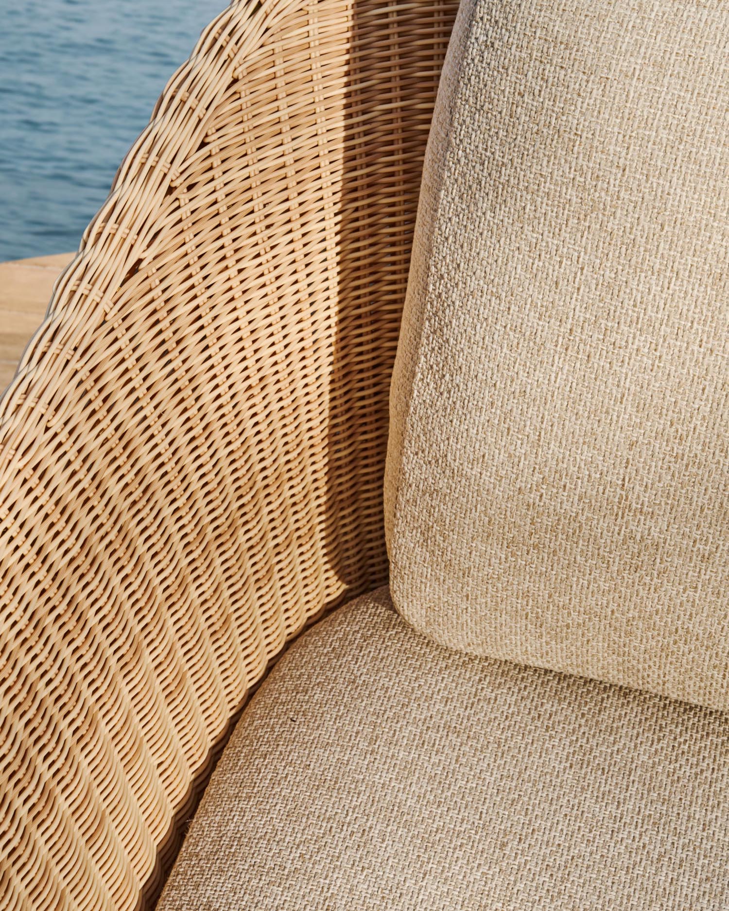 3-Sitzer-Sofa Galea aus massivem Teakholz und synthetischem Rattan 236,2 cm FSC 100% FSC in Beige präsentiert im Onlineshop von KAQTU Design AG. Lounge Sofa ist von Kave Home