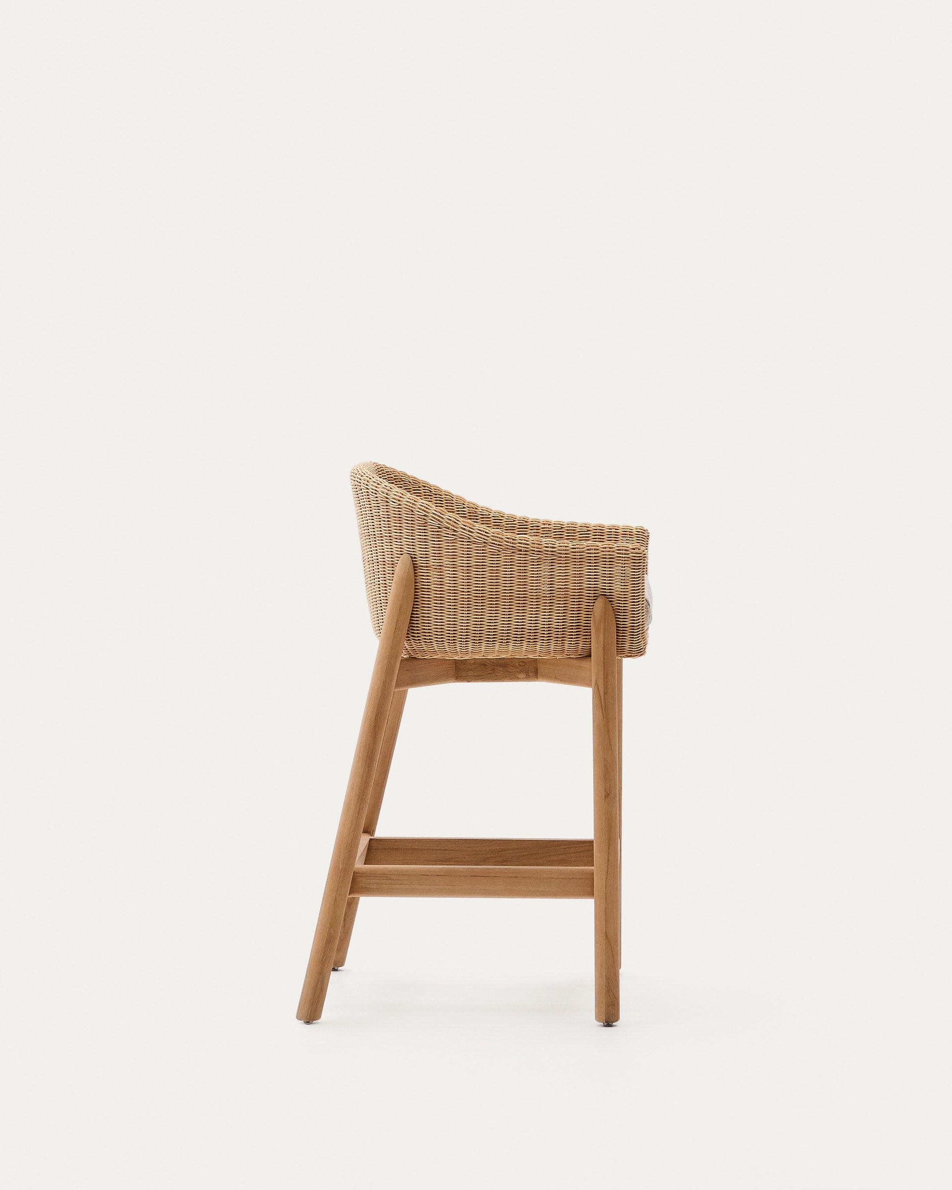 Hocker Galea aus massivem Teakholz und synthetischem Rattan 65 cm FSC 100% in Beige präsentiert im Onlineshop von KAQTU Design AG. Hocker Outdoor ist von Kave Home