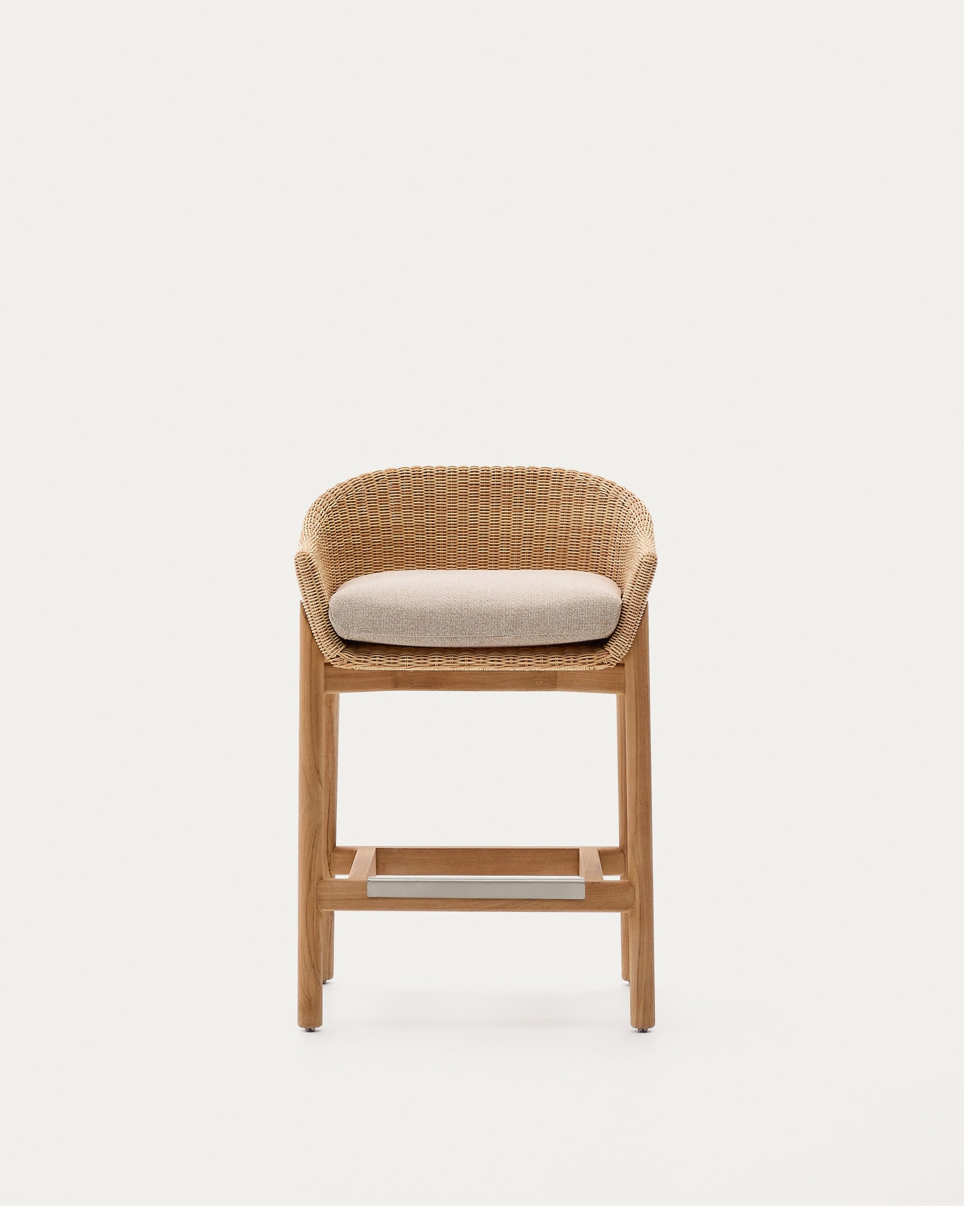 Hocker Galea aus massivem Teakholz und synthetischem Rattan 65 cm FSC 100% in Beige präsentiert im Onlineshop von KAQTU Design AG. Hocker Outdoor ist von Kave Home