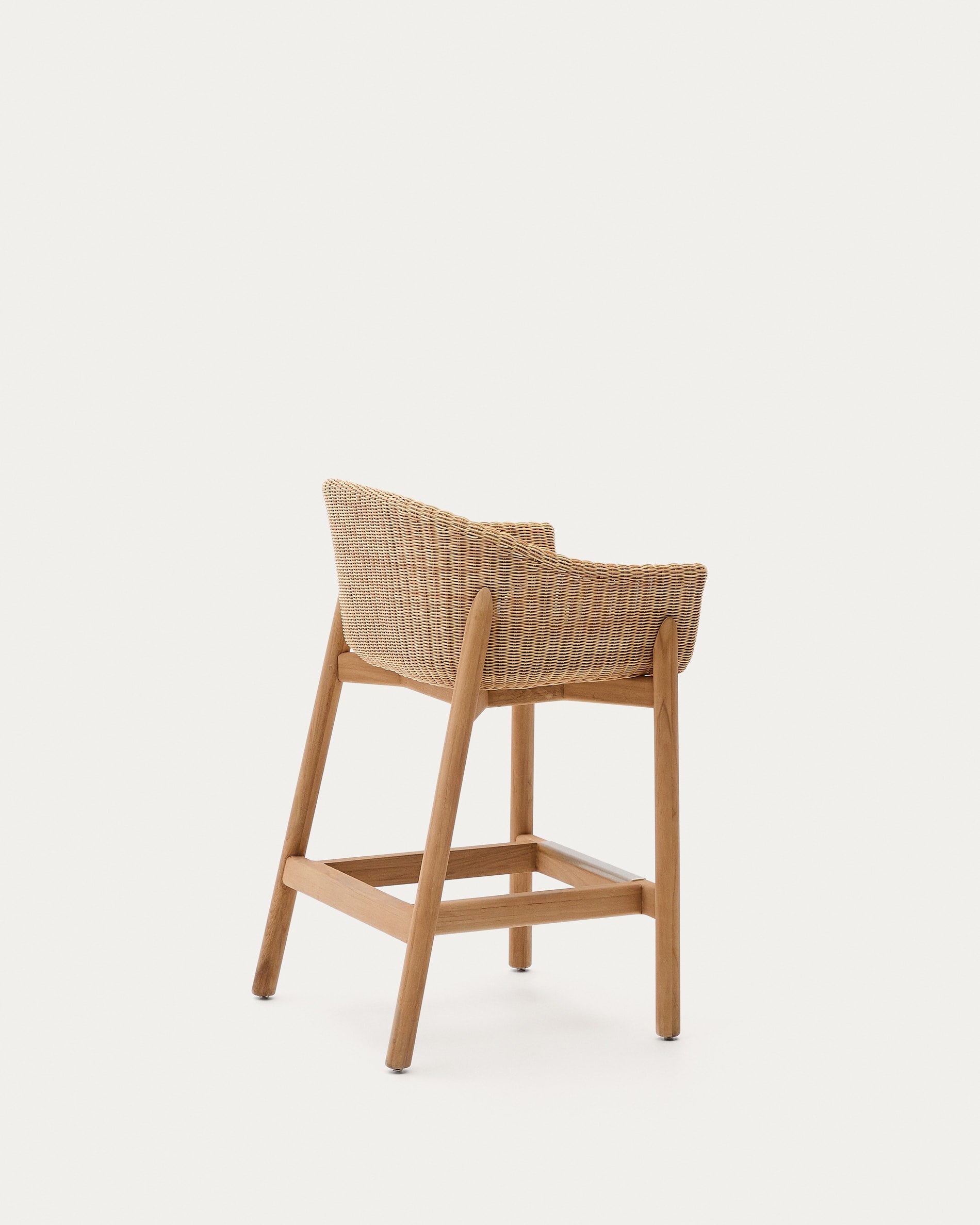 Hocker Galea aus massivem Teakholz und synthetischem Rattan 65 cm FSC 100% in Beige präsentiert im Onlineshop von KAQTU Design AG. Hocker Outdoor ist von Kave Home