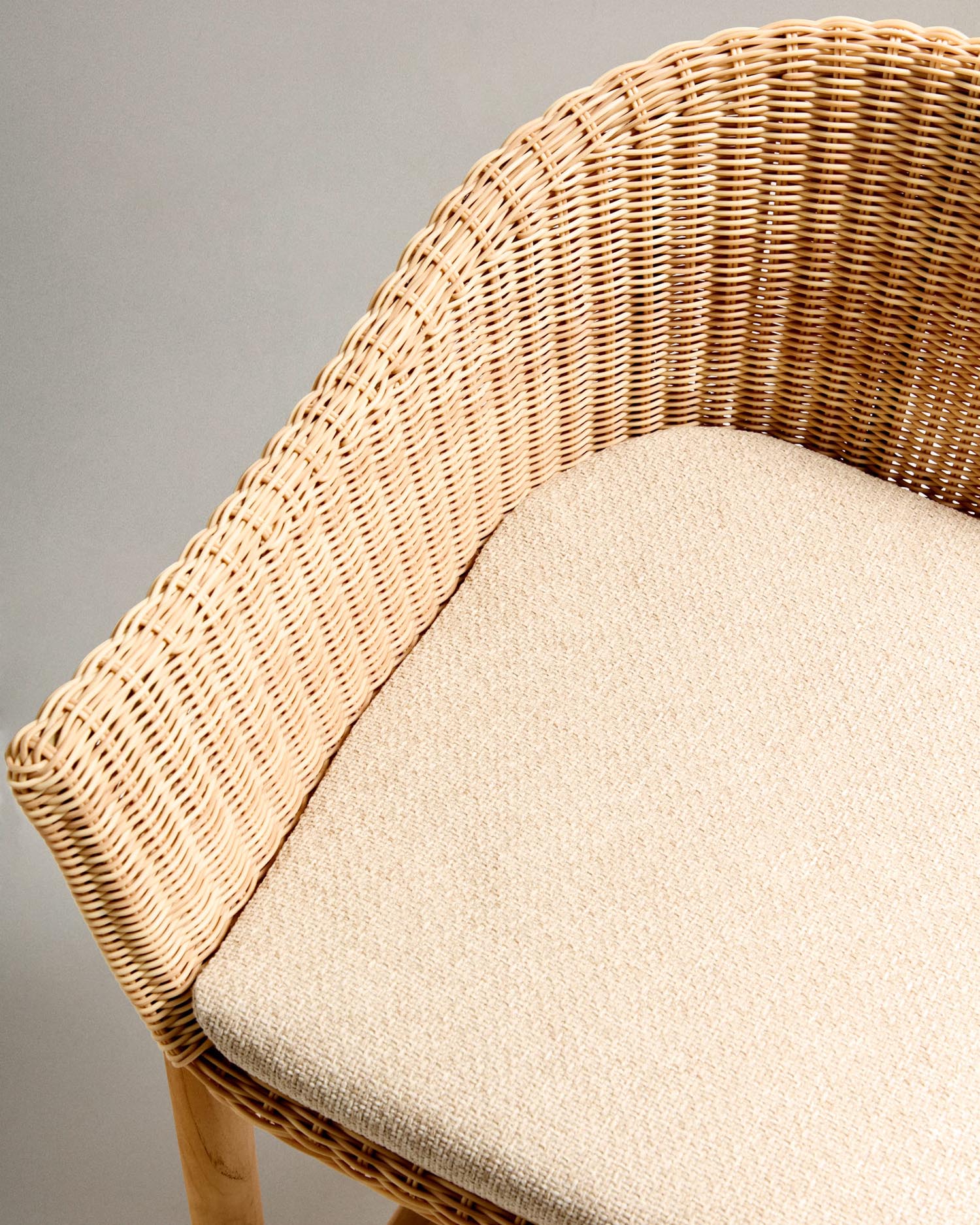 Hocker Galea aus massivem Teakholz und synthetischem Rattan 65 cm FSC 100% in Beige präsentiert im Onlineshop von KAQTU Design AG. Hocker Outdoor ist von Kave Home