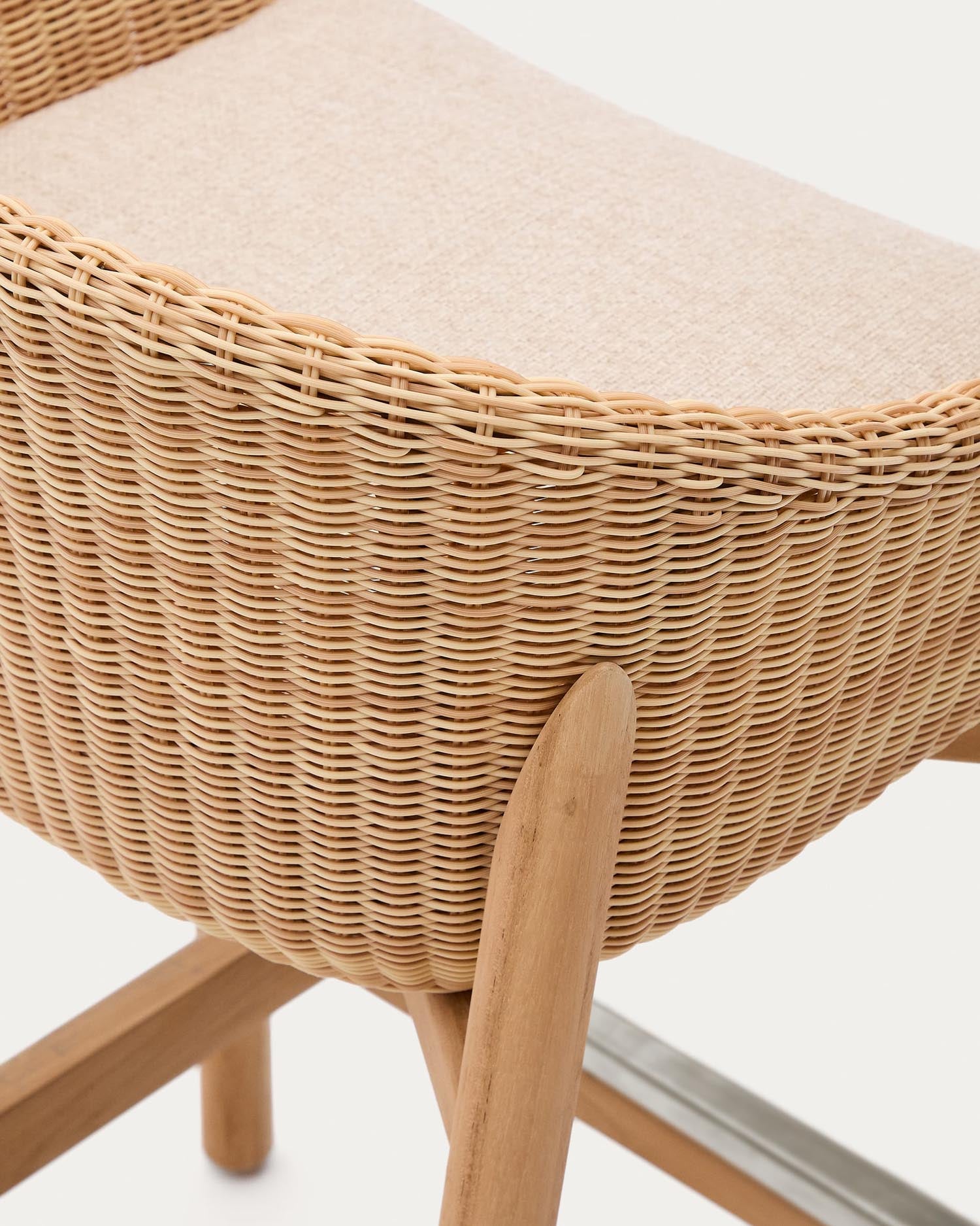 Hocker Galea aus massivem Teakholz und synthetischem Rattan 65 cm FSC 100% in Beige präsentiert im Onlineshop von KAQTU Design AG. Hocker Outdoor ist von Kave Home