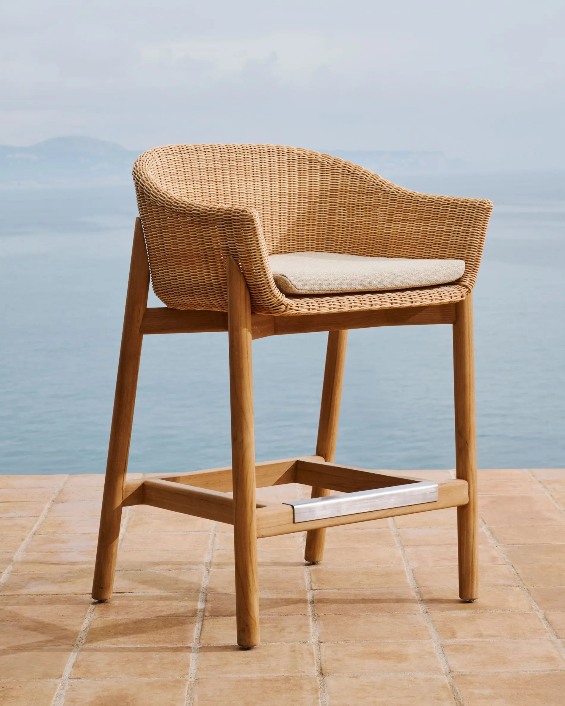 Eleganter Hocker aus Teakholz und Rattan, ideal für Garten und Terrasse, robust und stilvoll, 65 cm hoch.