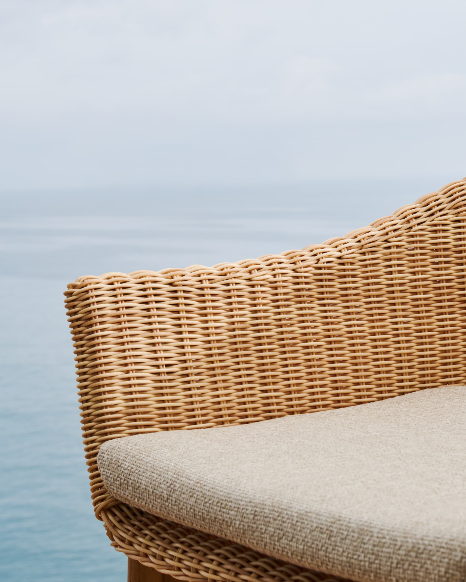 Hocker Galea aus massivem Teakholz und synthetischem Rattan 65 cm FSC 100% in Beige präsentiert im Onlineshop von KAQTU Design AG. Hocker Outdoor ist von Kave Home